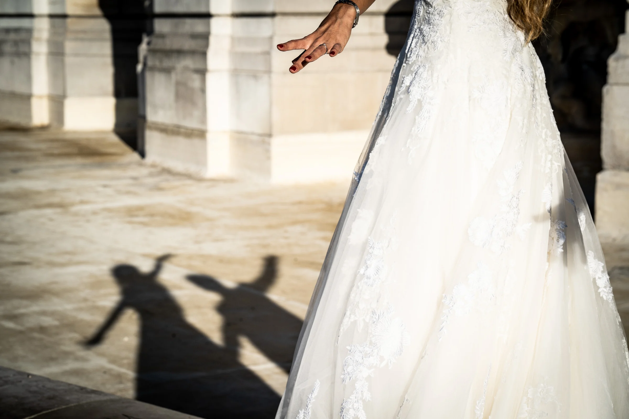 Detalle del vestido de Lara y las sombras de la pareja proyectadas sobre el suelo durante la postboda en París.