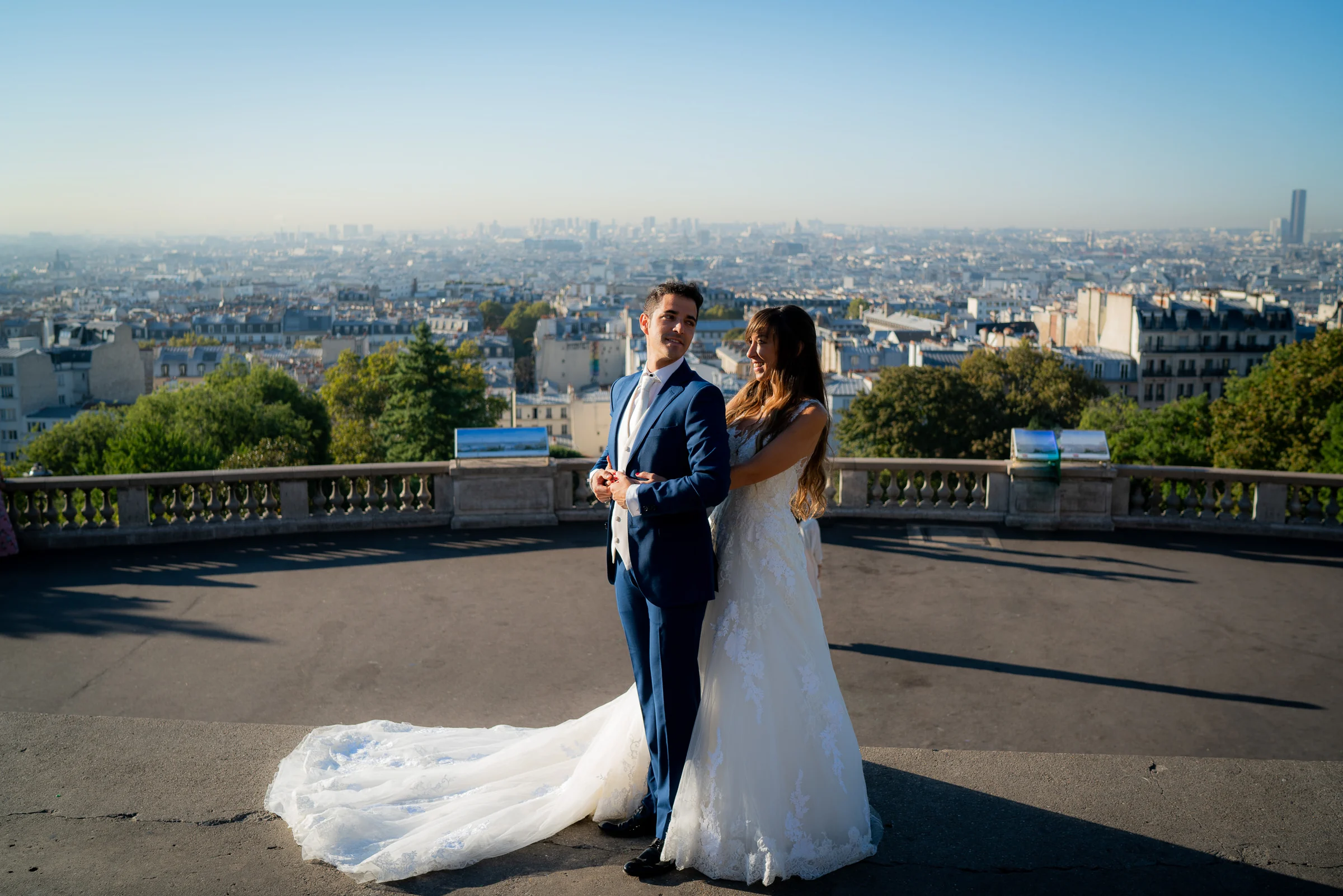 José Luis y Lara posan en un mirador de Montmartre con el skyline de París extendiéndose detrás.