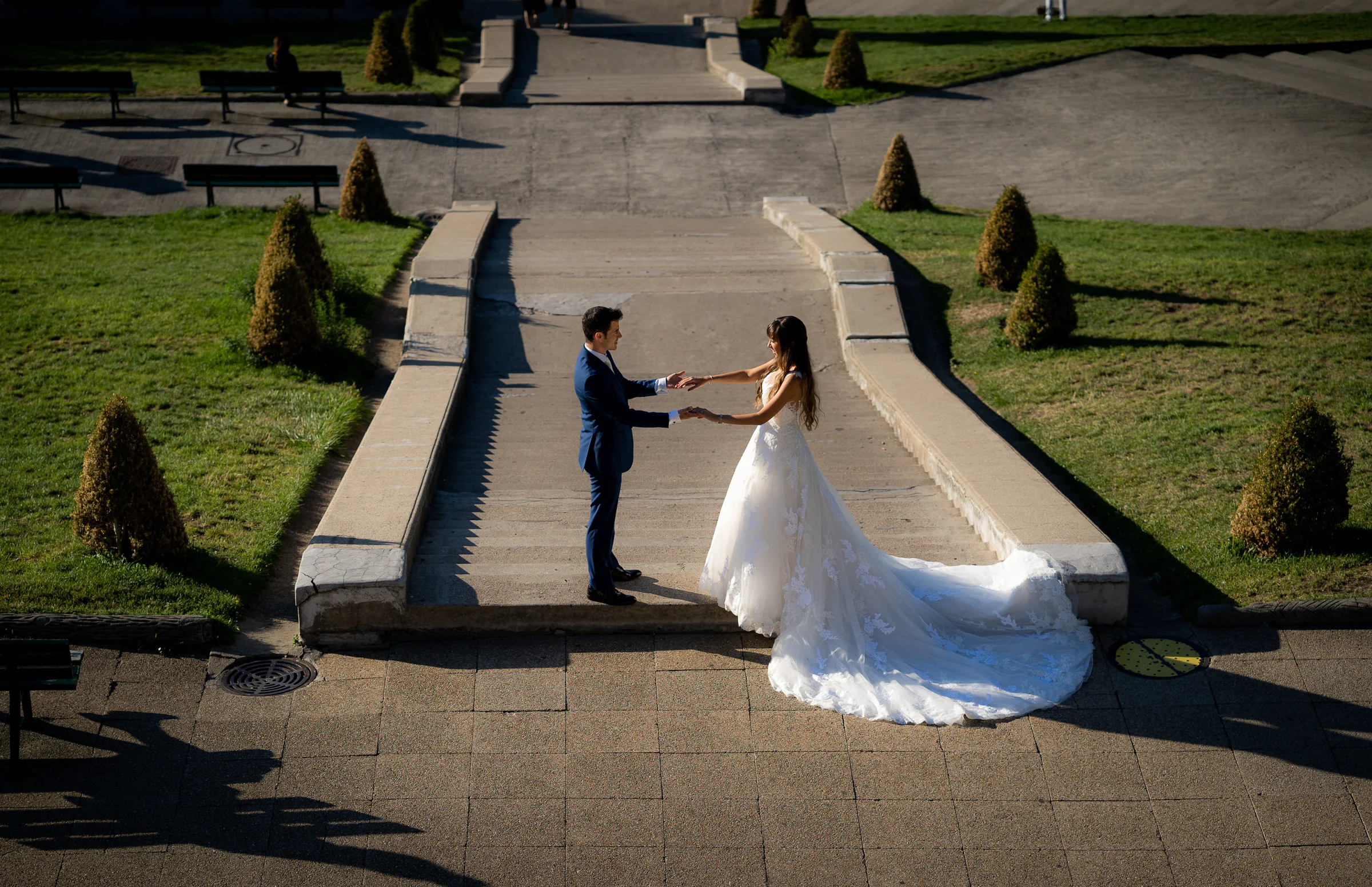 José Luis y Lara se dan la mano en una escalinata de Montmartre fotografiados desde un punto elevado.