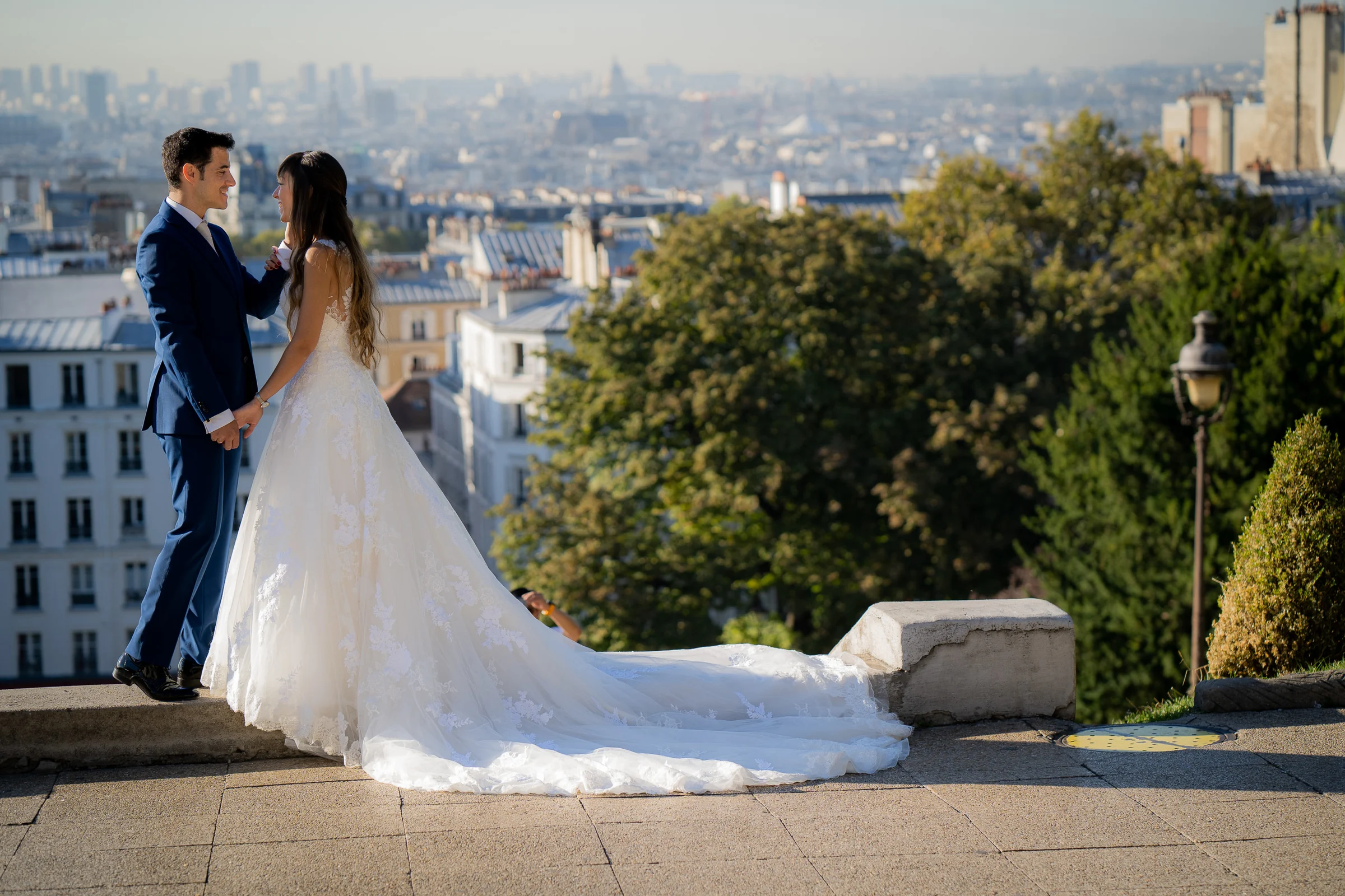 José Luis y Lara posan junto a la balaustrada de Montmartre con los tejados de París al fondo.