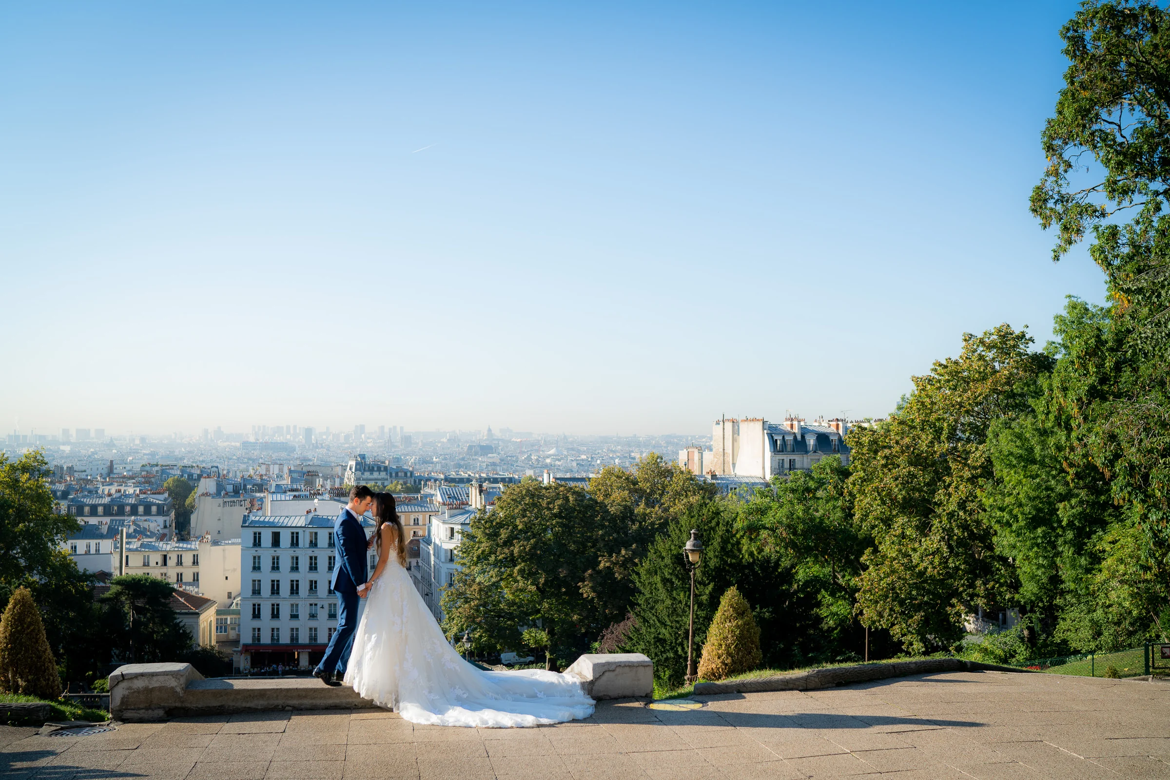 José Luis y Lara junto al mirador de Montmartre con una amplia panorámica de París detrás.