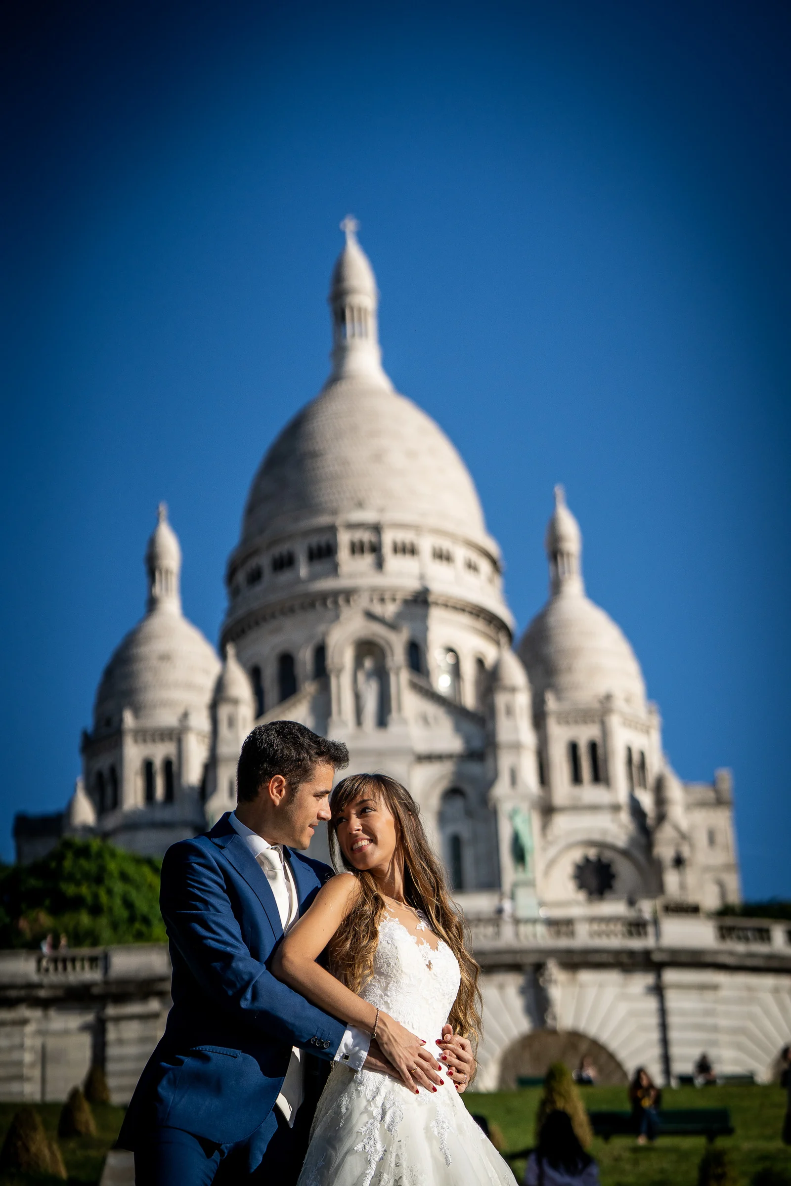 José Luis abraza a Lara ante la basílica del Sacré-Cœur durante su postboda en París.