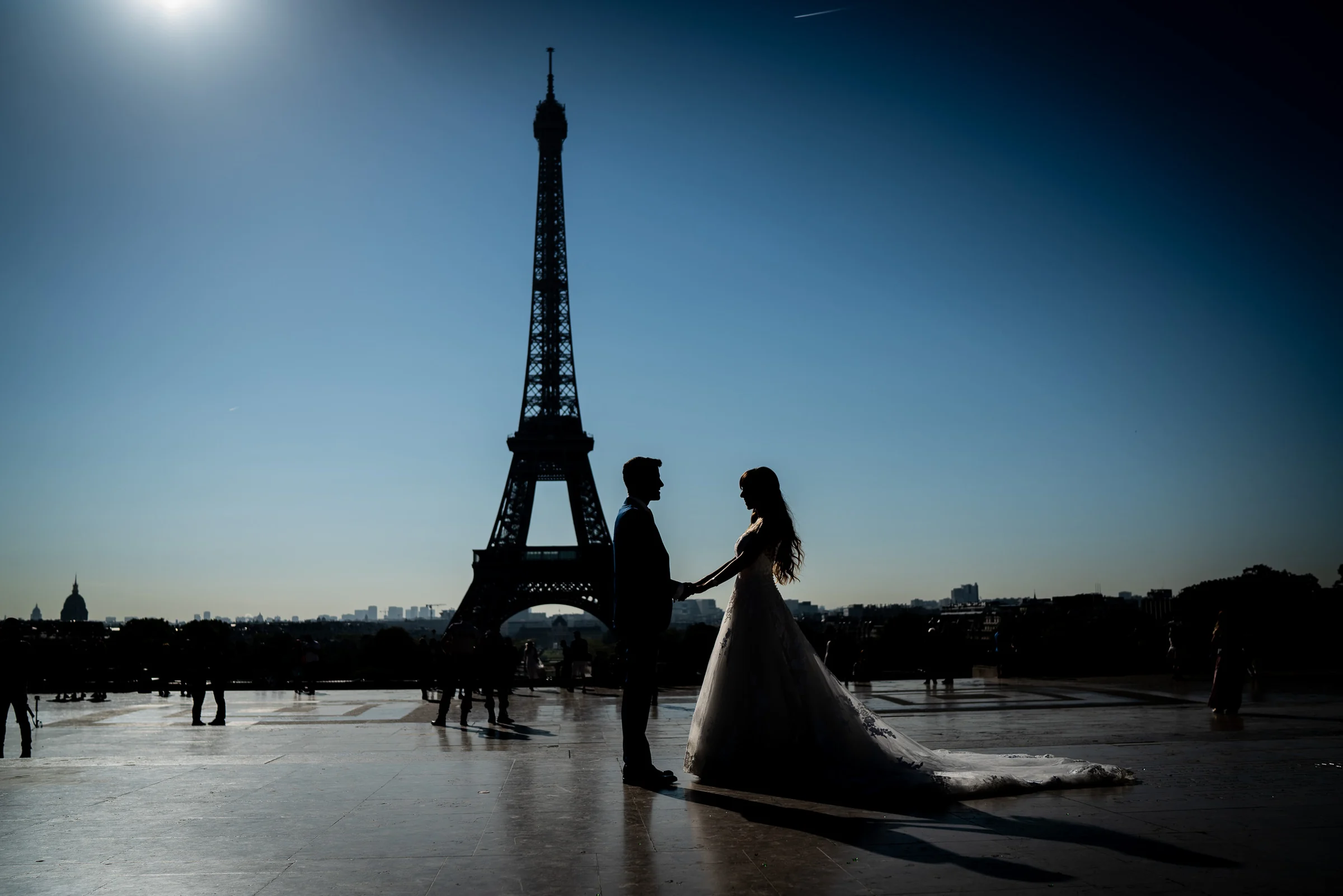 Silueta de José Luis y Lara frente a la Torre Eiffel desde el Trocadéro durante su postboda en París.