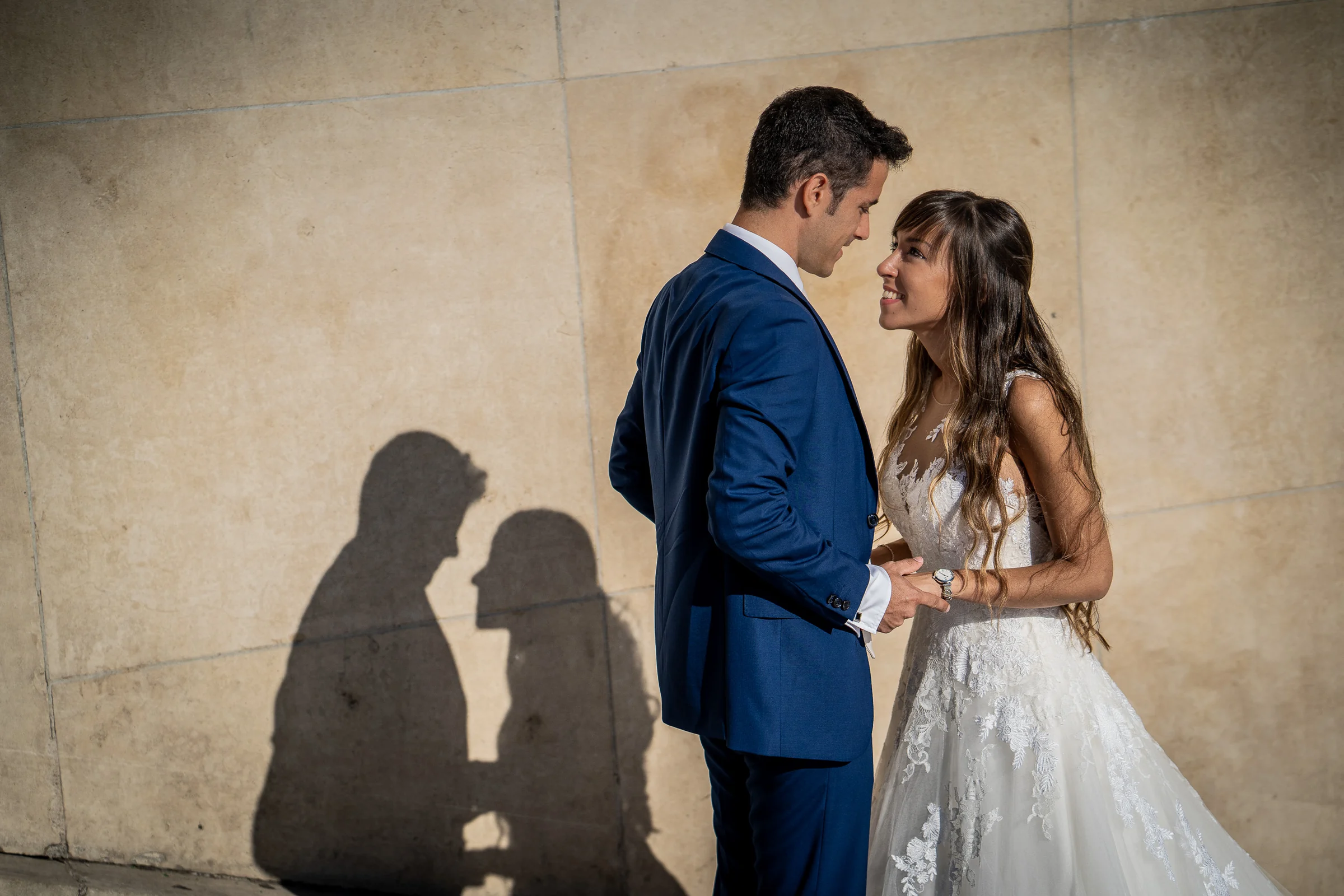 José Luis y Lara conversan junto a un muro del Trocadéro mientras sus sombras acompañan la escena.