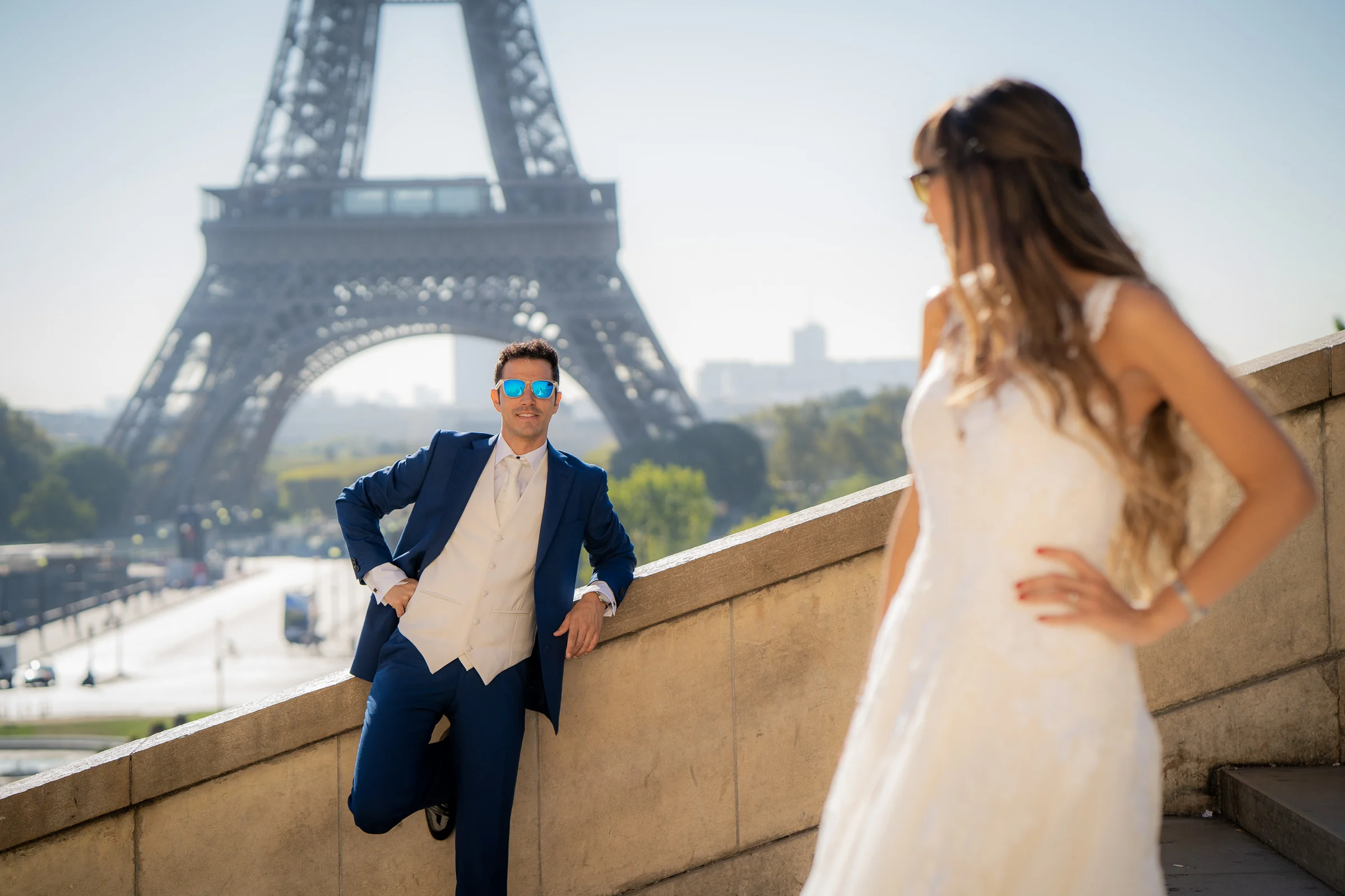 José Luis posa con gafas de sol frente a la Torre Eiffel mientras Lara aparece desenfocada en primer plano.