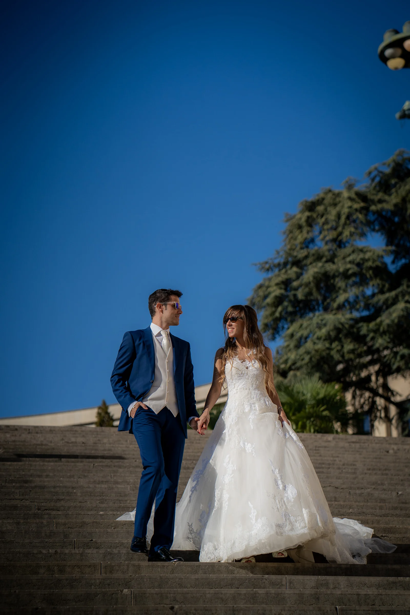 José Luis y Lara bajan juntos por las escaleras del Trocadéro durante su postboda en París.