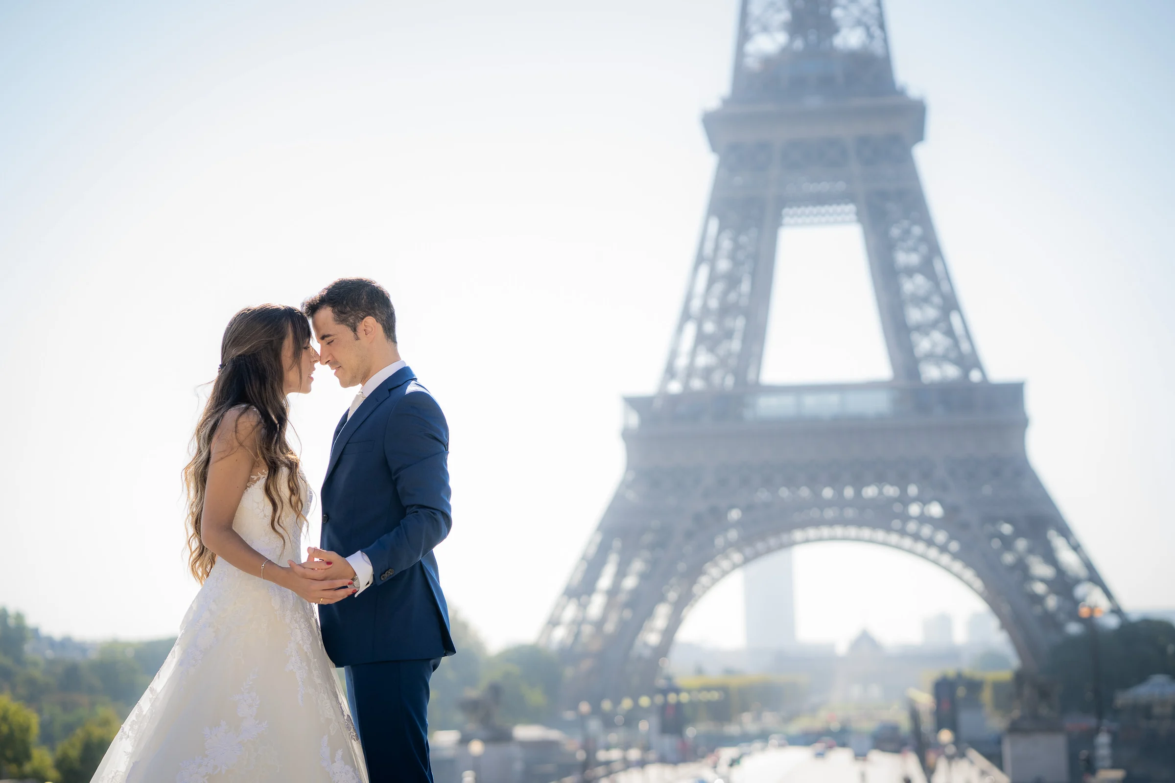 José Luis y Lara se miran frente a la Torre Eiffel durante su postboda en París.