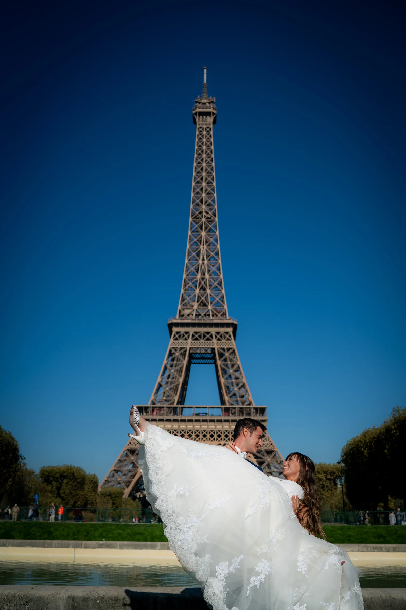 José Luis sostiene a Lara en brazos frente a la Torre Eiffel durante su postboda en París.