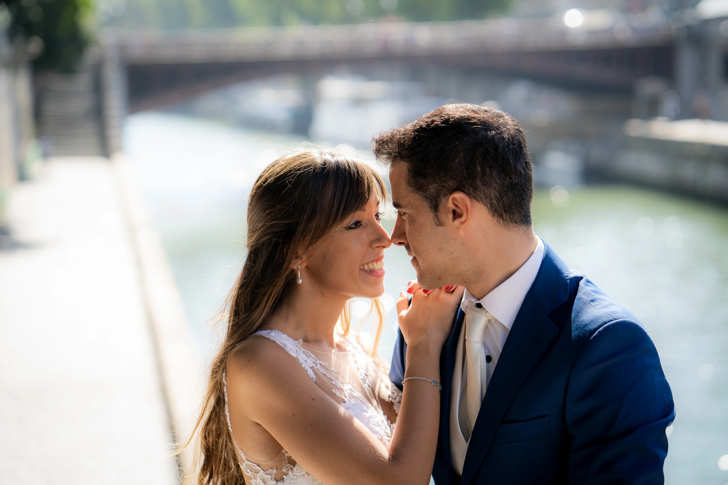 Retrato cercano de José Luis y Lara junto al río Sena durante su postboda en París.