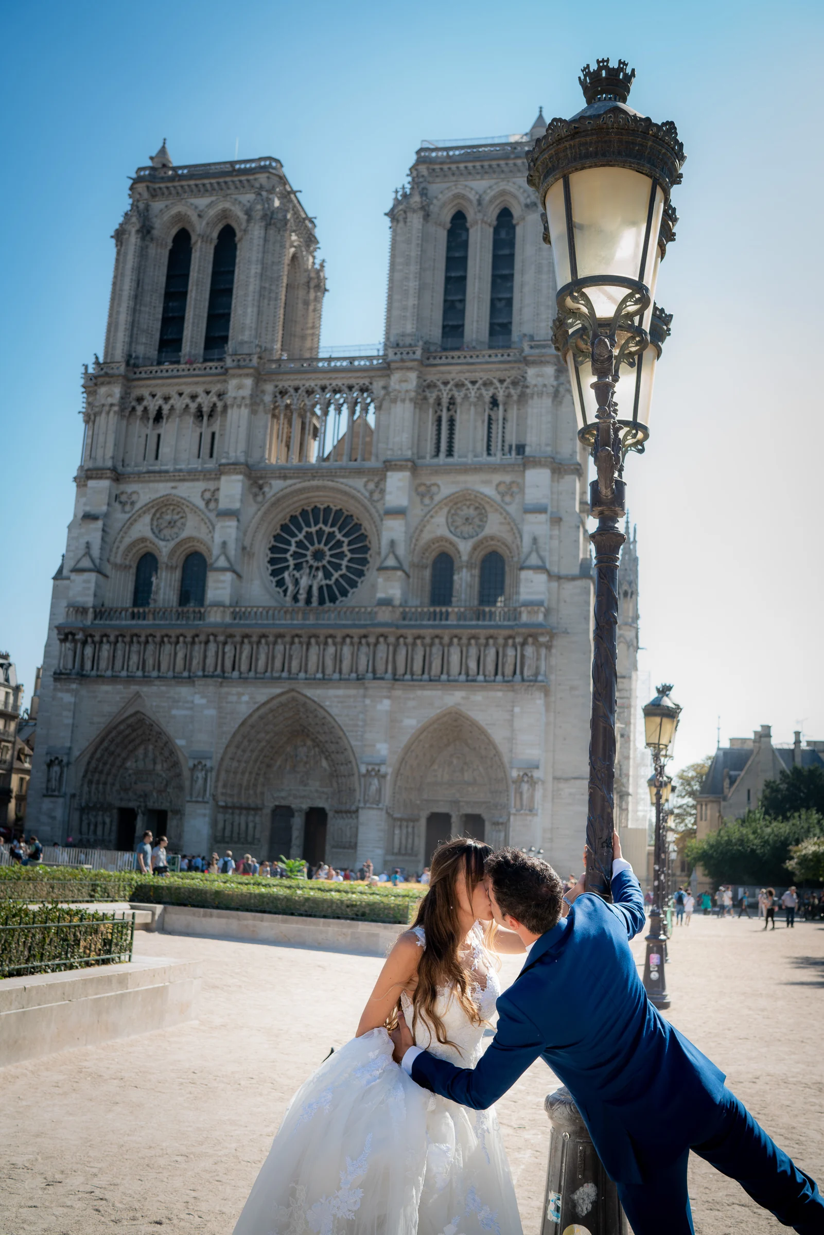 José Luis y Lara se besan ante la catedral de Notre-Dame durante su postboda en París.