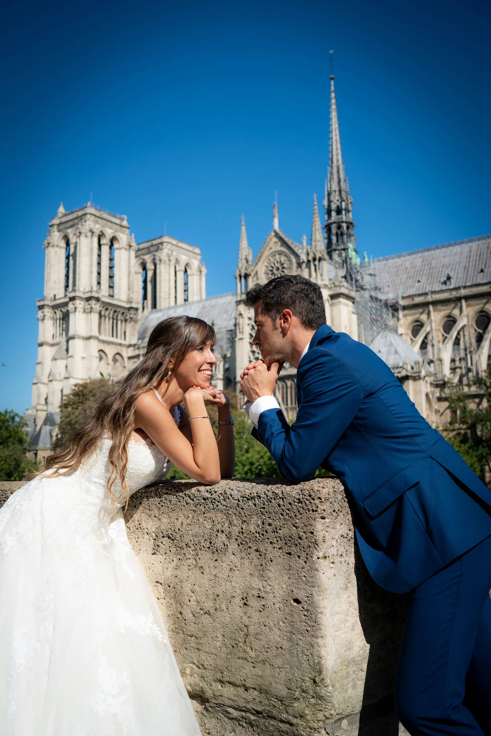 José Luis y Lara se miran junto a Notre-Dame durante su postboda por París.
