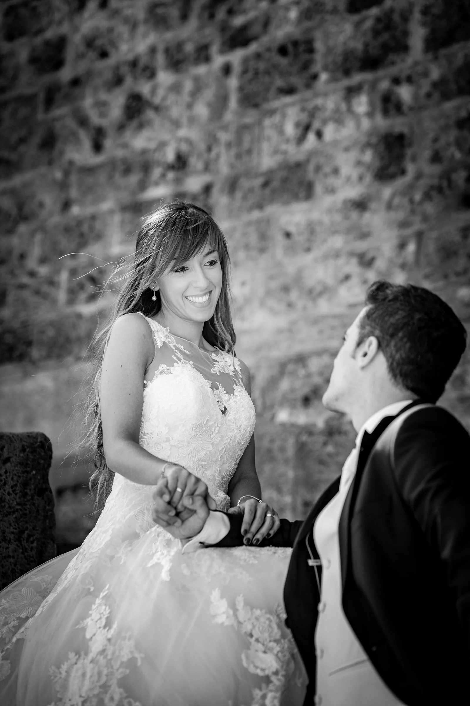 Retrato en blanco y negro de Lara sonriendo a José Luis junto a Notre-Dame durante la postboda.