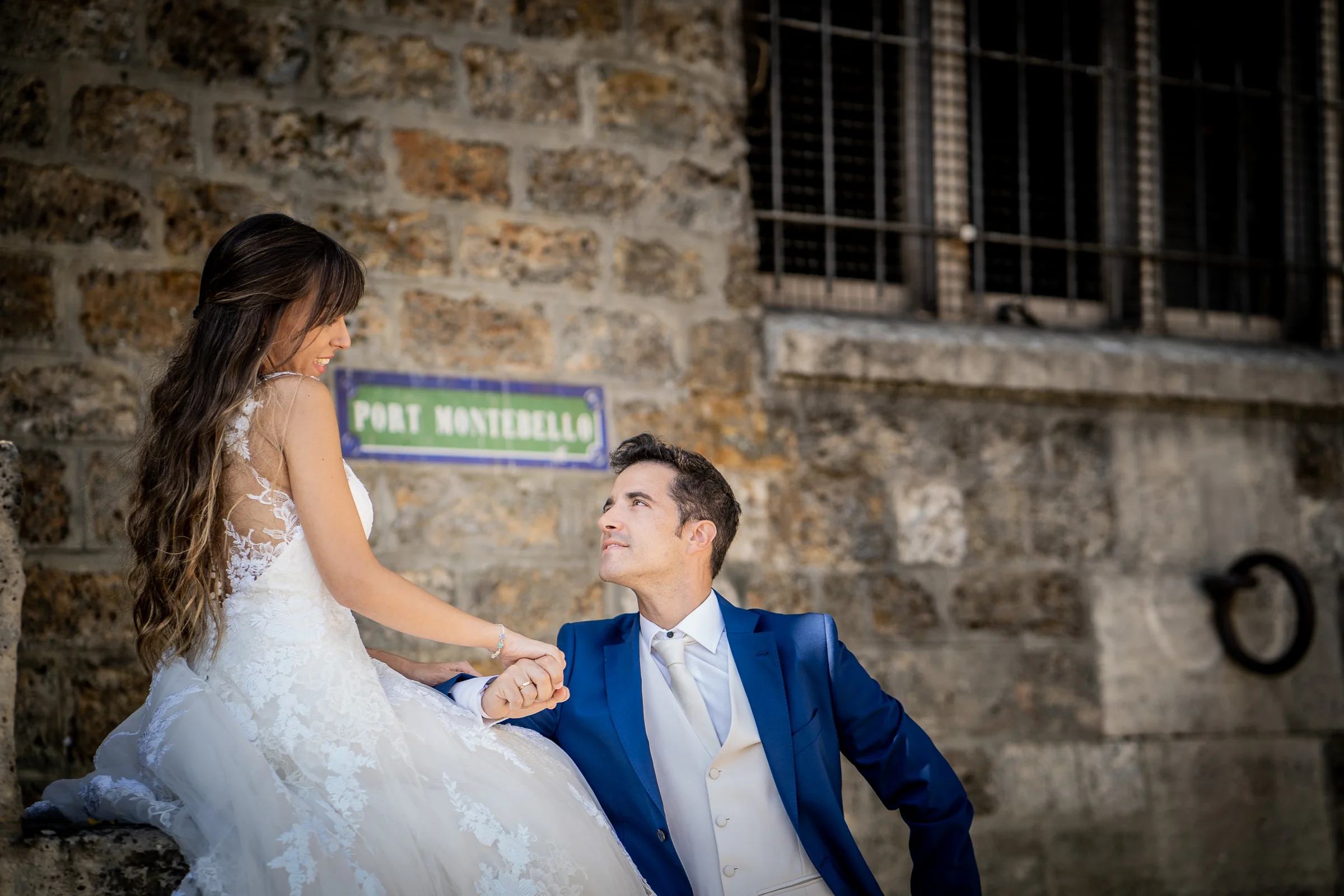 José Luis y Lara junto al cartel de Port de Montebello durante su postboda a orillas del Sena.