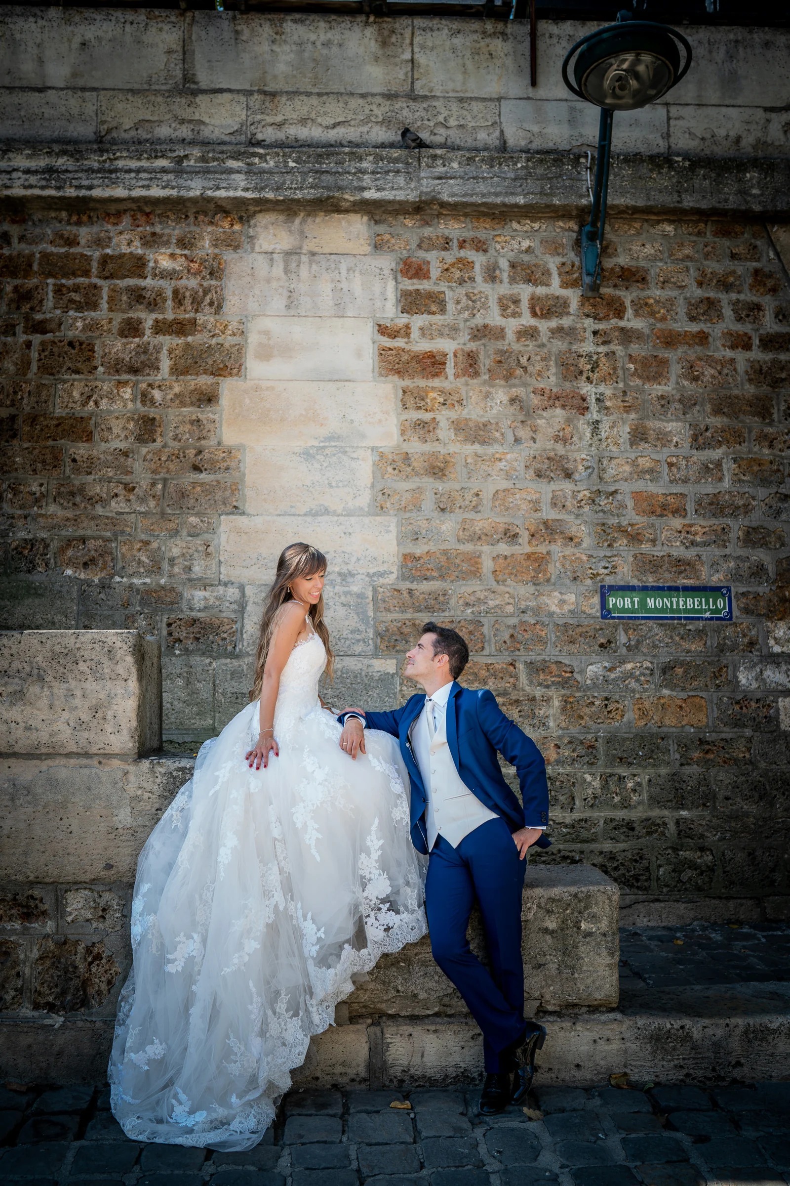 José Luis y Lara posan junto a las escaleras y muros de piedra de Port de Montebello en París.