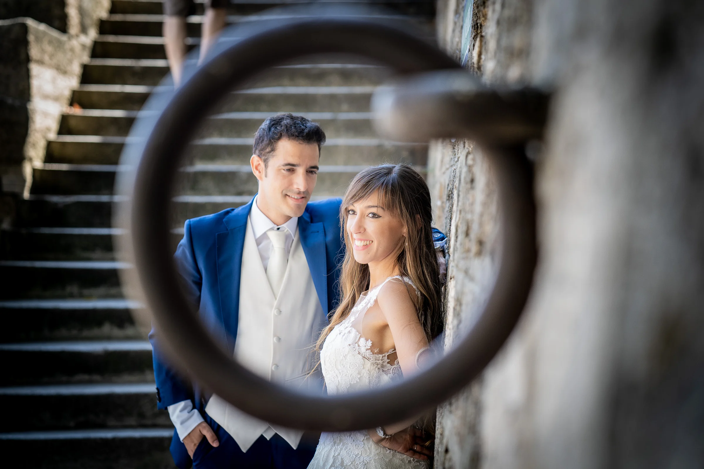 José Luis y Lara aparecen enmarcados por un elemento circular de hierro en Port de Montebello.