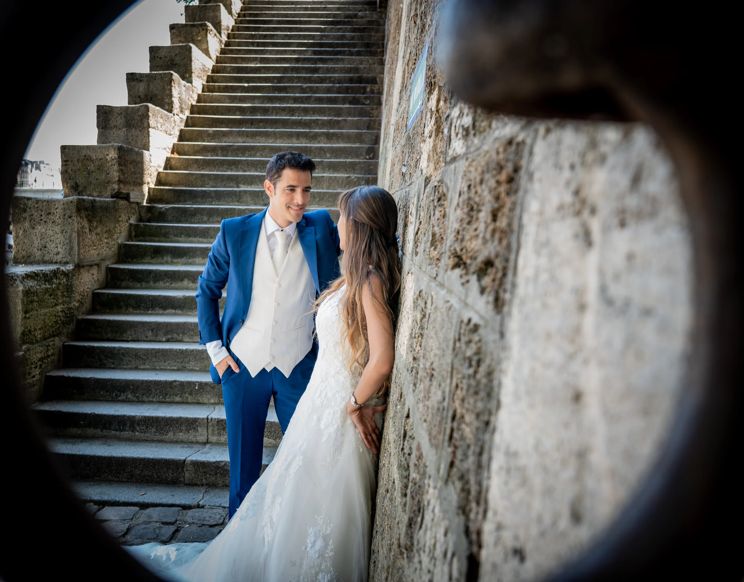 José Luis y Lara se miran junto a las escaleras de la ribera del Sena en Port de Montebello.