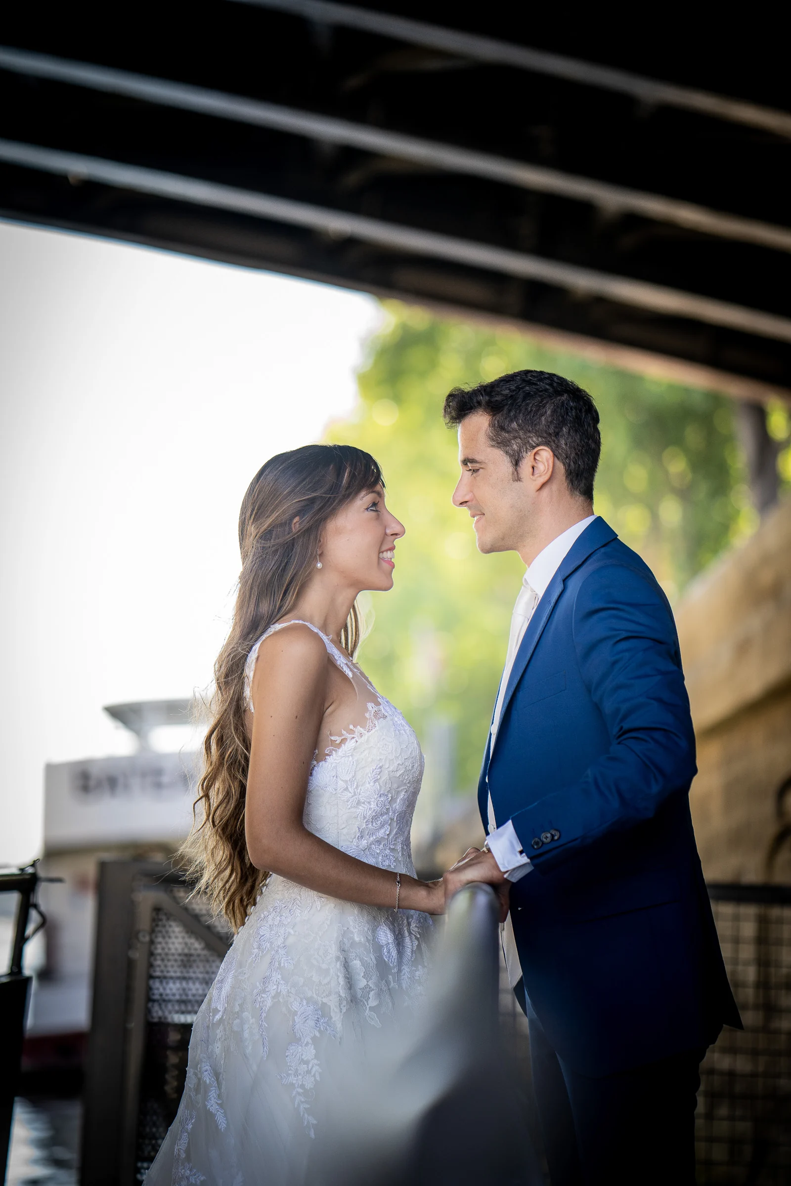 José Luis y Lara se miran bajo un puente junto al Sena durante su postboda en París.