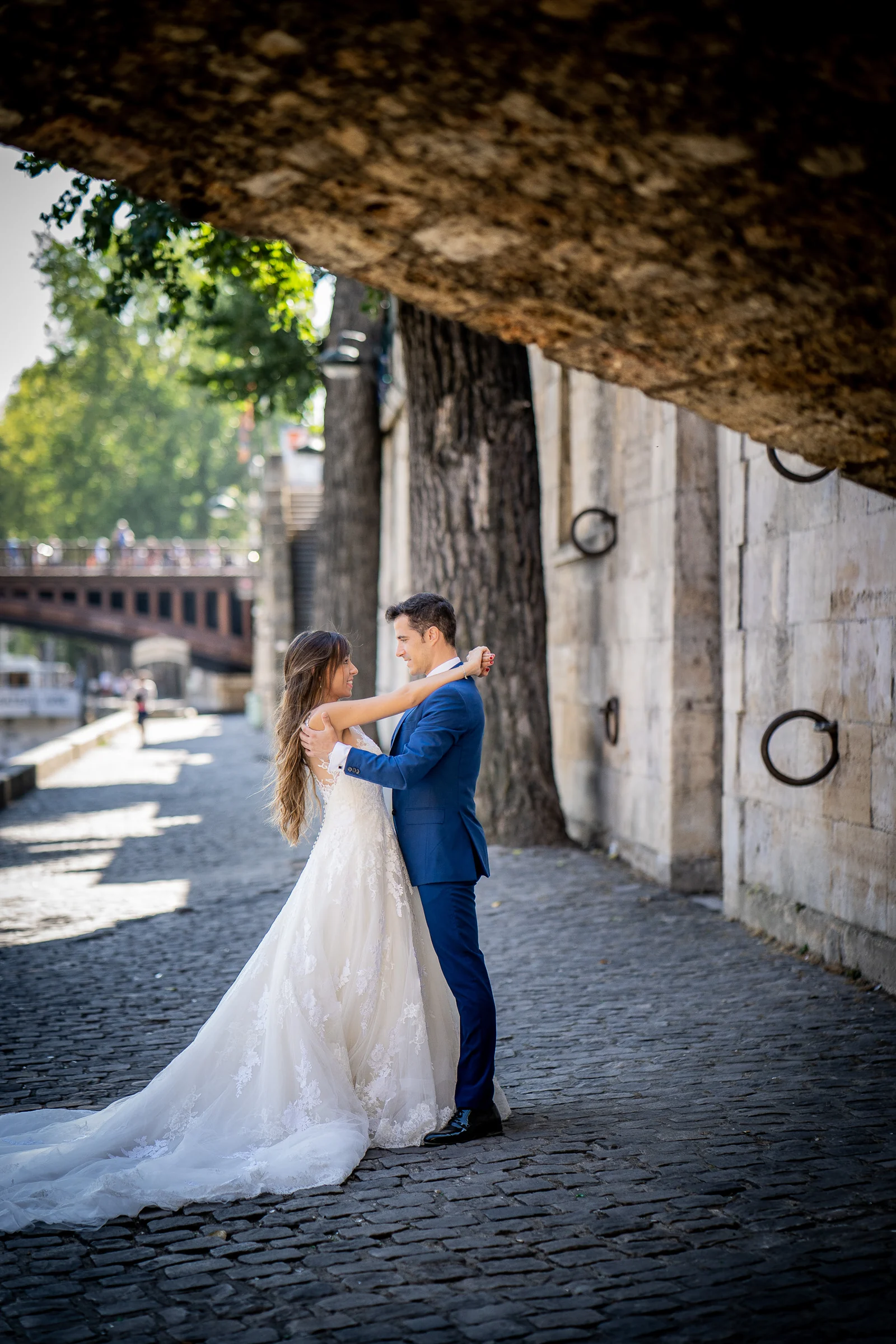 José Luis y Lara se abrazan bajo un puente en la ribera del Sena durante su postboda.