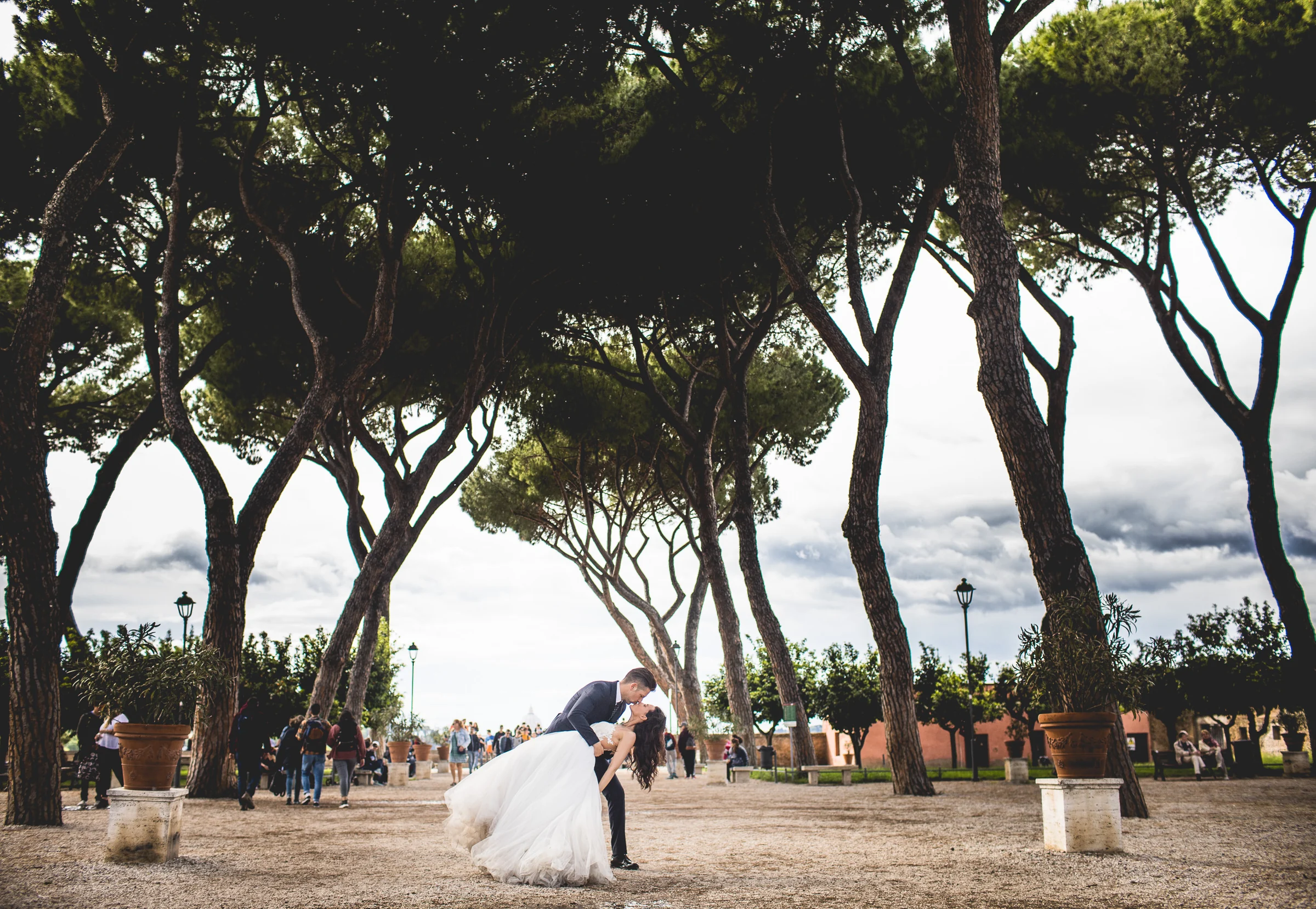 La pareja descansa bajo los pinos de un mirador romano durante una sesión postboda en Miradores y jardines de Roma.
