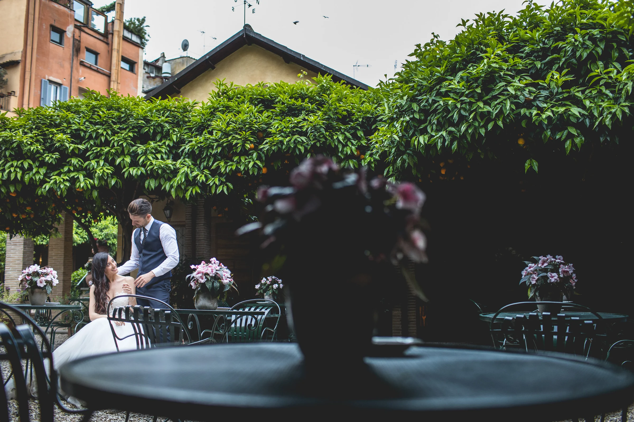 La pareja conversa en una terraza íntima del centro de Roma durante una sesión postboda en Miradores y centro histórico de Roma.
