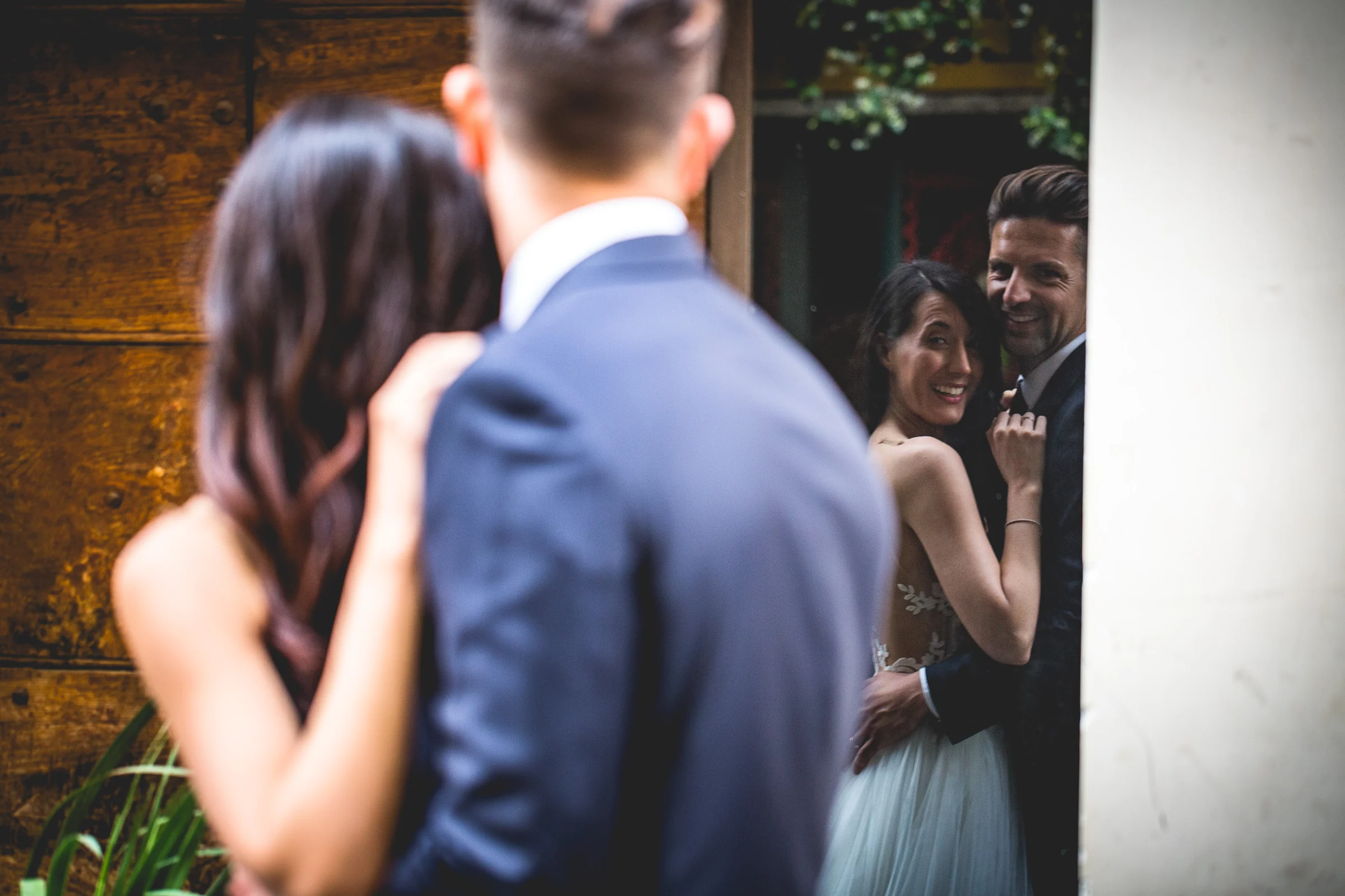 La pareja reflejada en un cristal durante un retrato creativo durante una sesión postboda en Miradores y centro histórico de Roma.