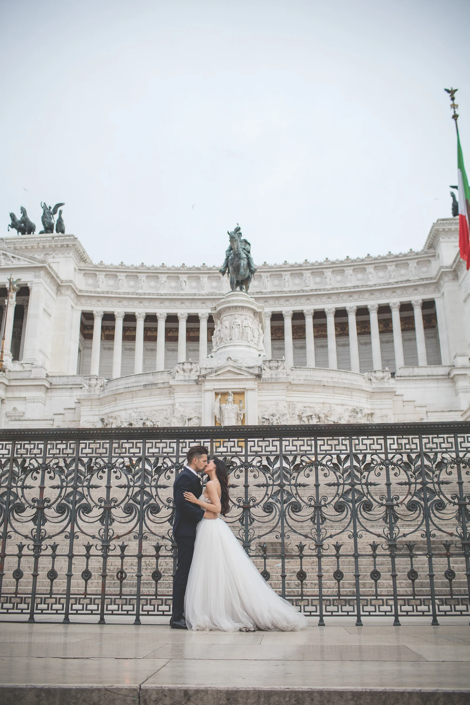 Los novios posan ante el Monumento a Víctor Manuel II en Roma durante una sesión postboda en Monumento a Víctor Manuel II.