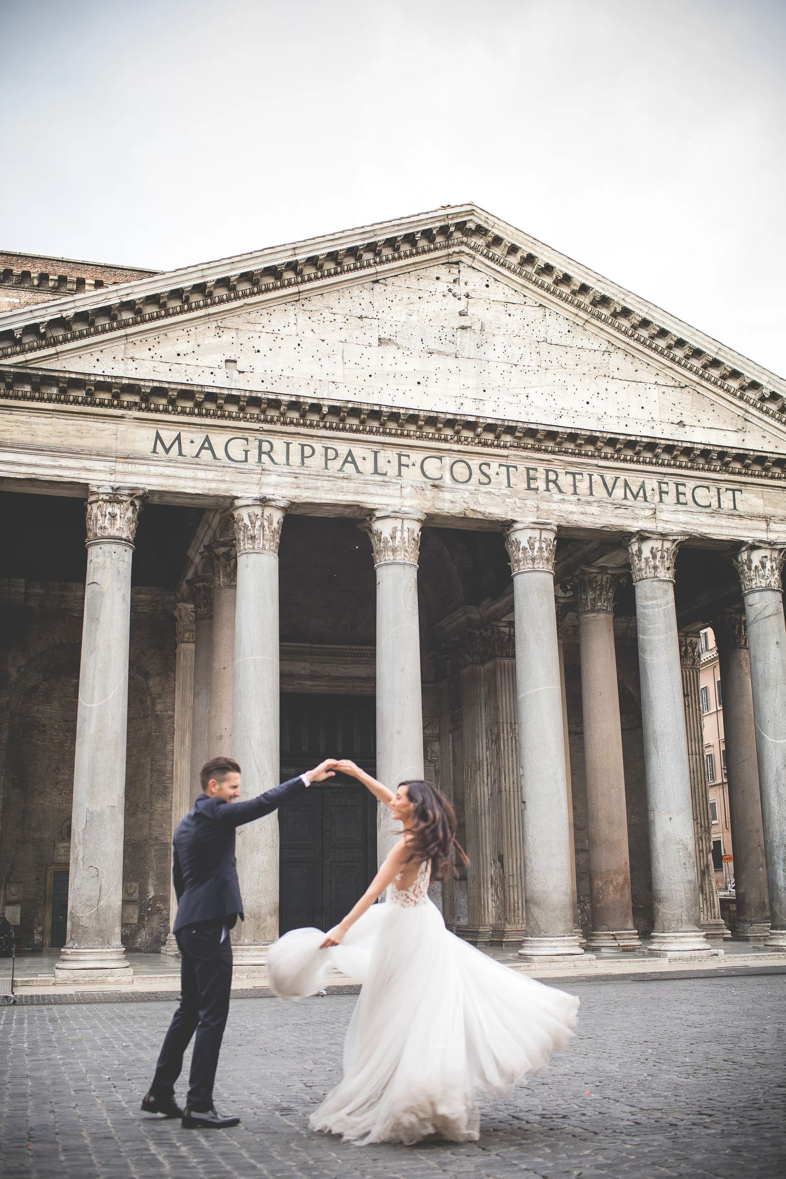 La pareja baila ante la fachada del Panteón de Roma durante una sesión postboda en Panteón de Roma.