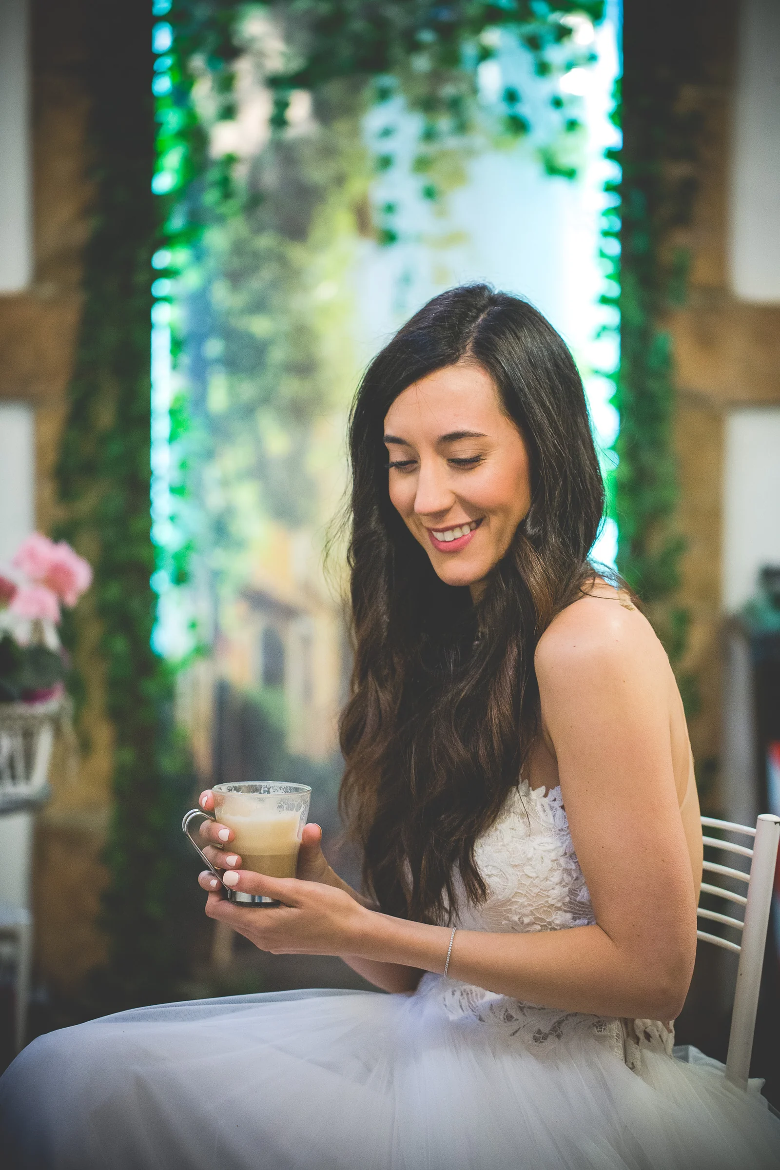 Retrato de la novia tomando un café durante una pausa de la sesión postboda durante una sesión postboda en Centro histórico de Roma.