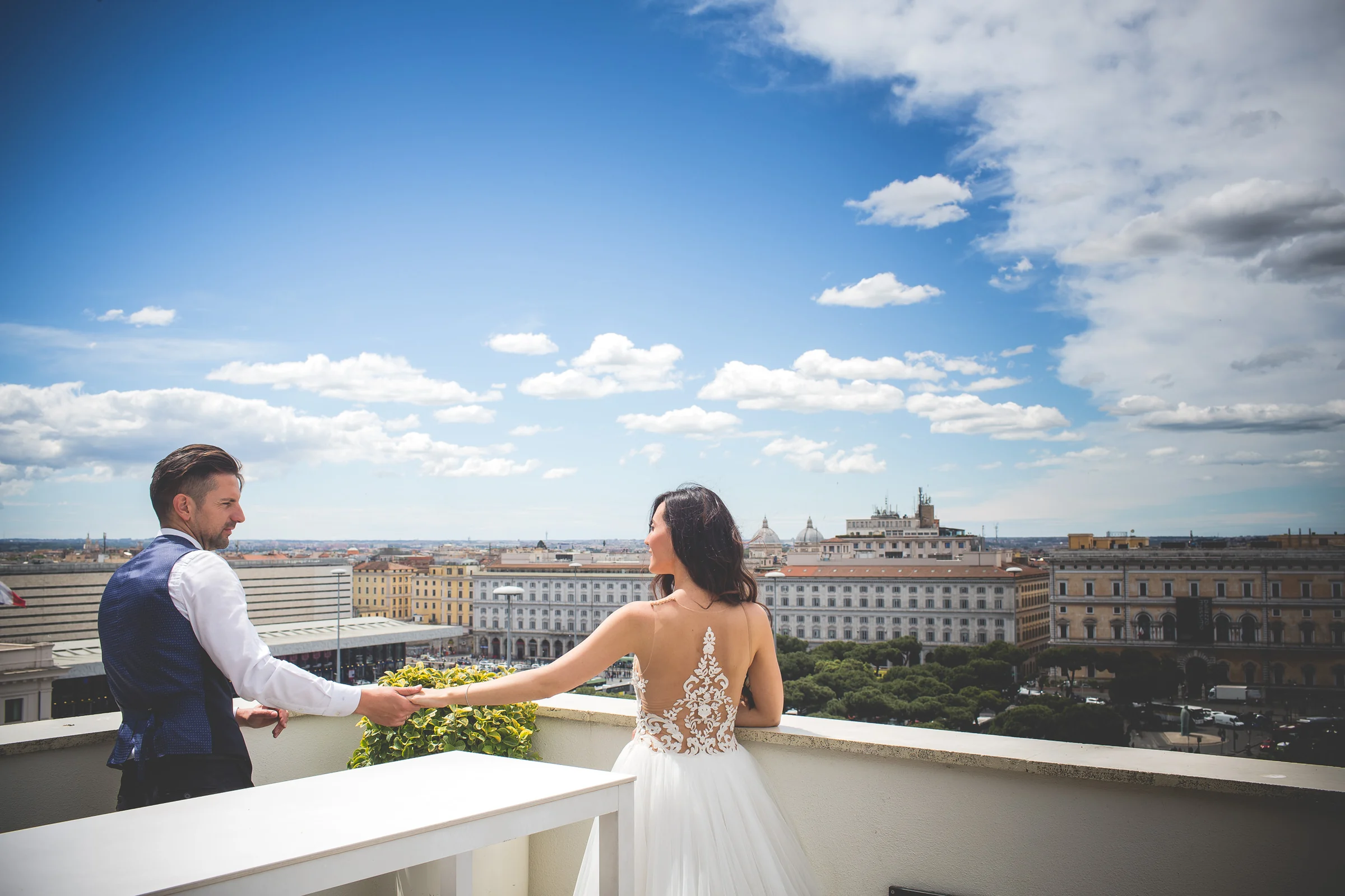 La pareja contempla el skyline de Roma desde una terraza elevada durante una sesión postboda en Terraza panorámica de Roma.