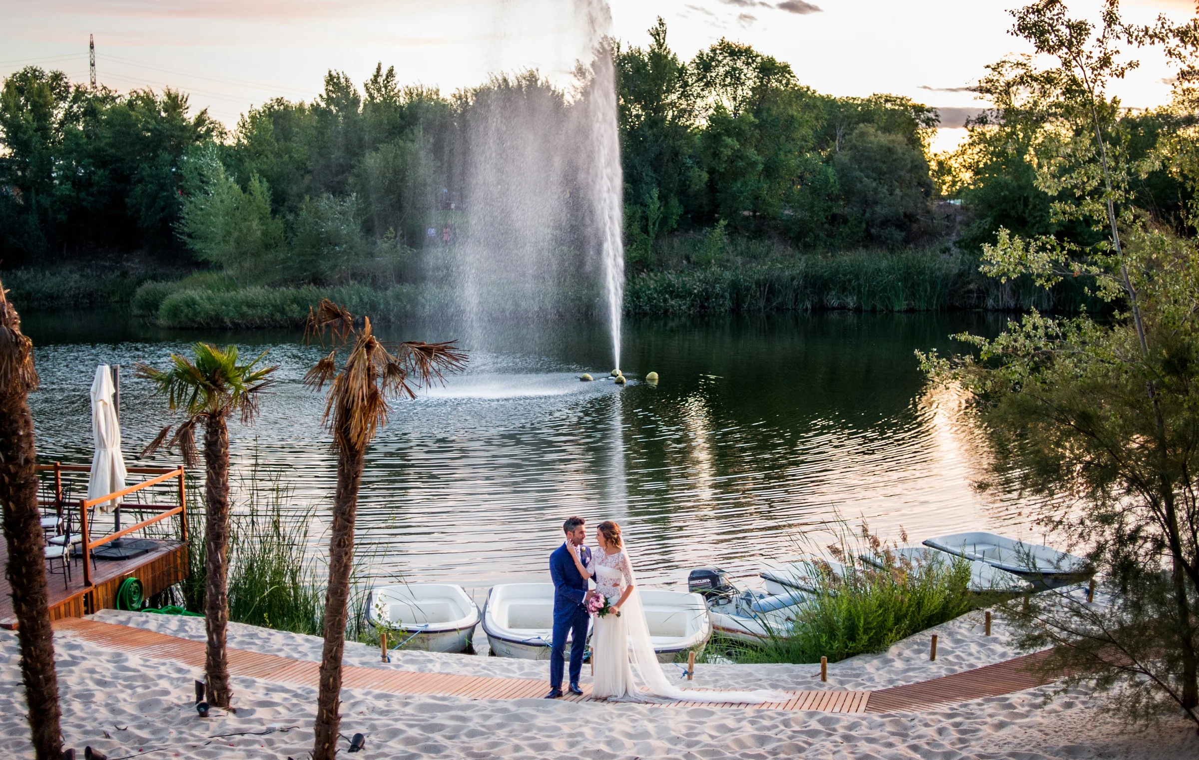 Vista amplia del lago y los novios en una boda en Complejo La Cigüeña