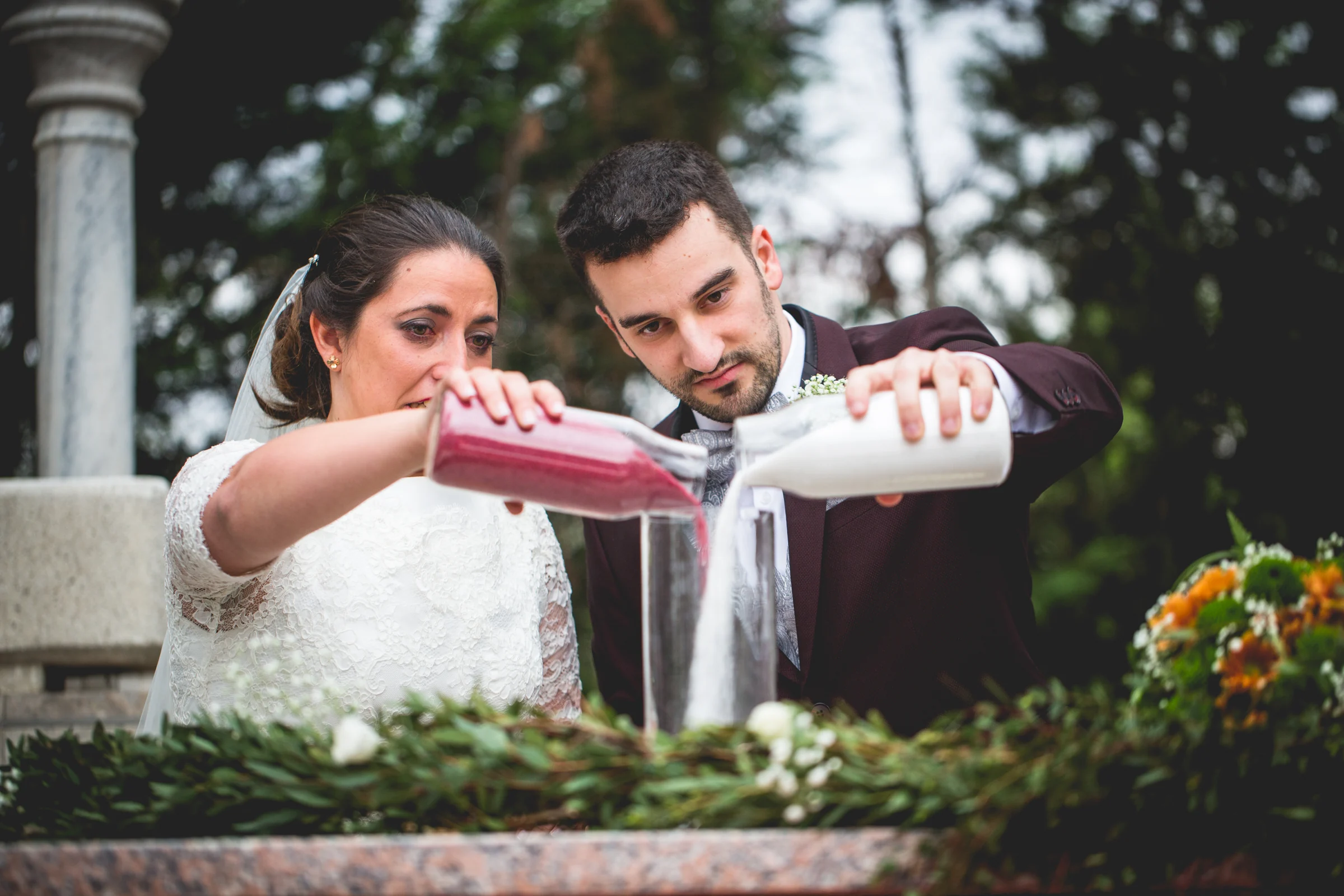 Novios realizando el ritual de la arena durante la ceremonia en Complejo La Cigüeña
