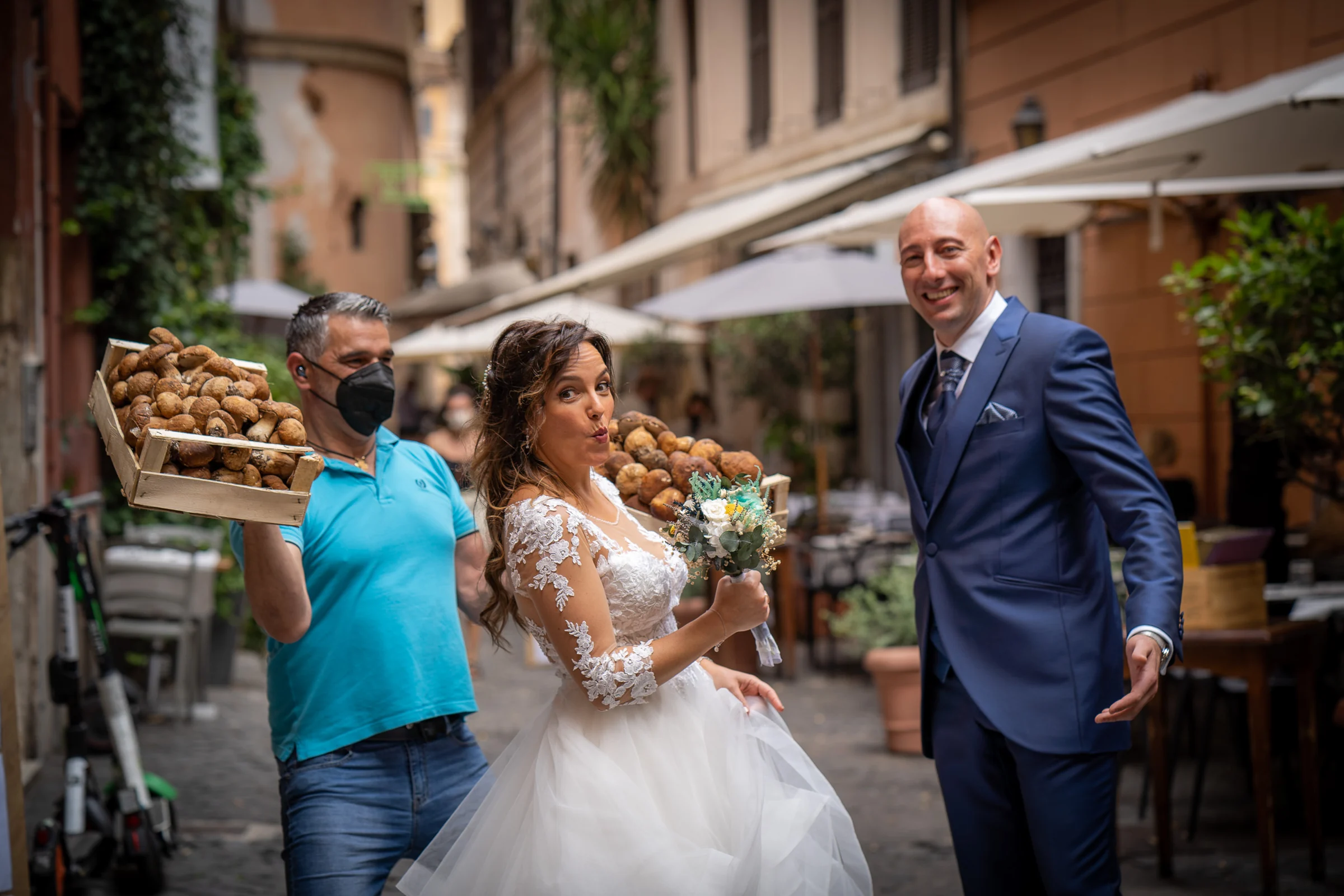 Marco y Esther comparten un momento espontáneo junto a un vendedor ambulante durante su postboda por las calles de Roma.