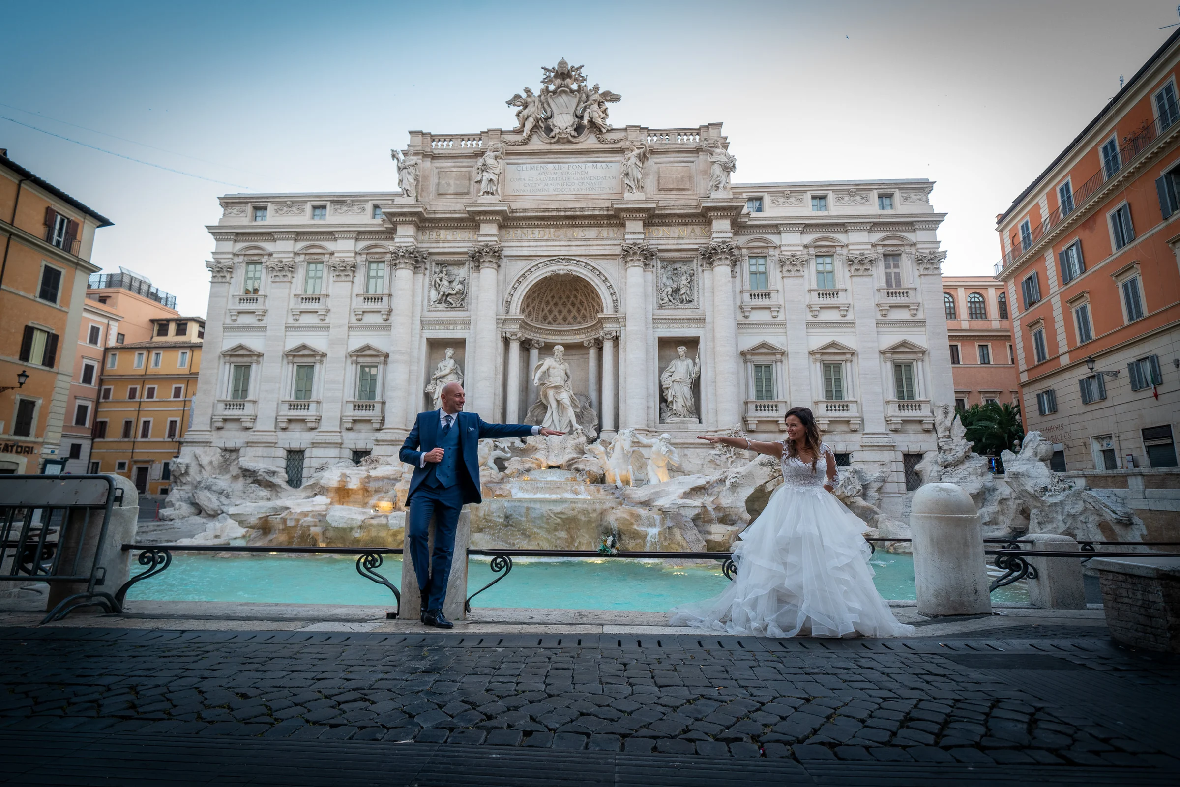 Marco y Esther posan frente a la Fontana di Trevi en una composición simétrica de su postboda en Roma.