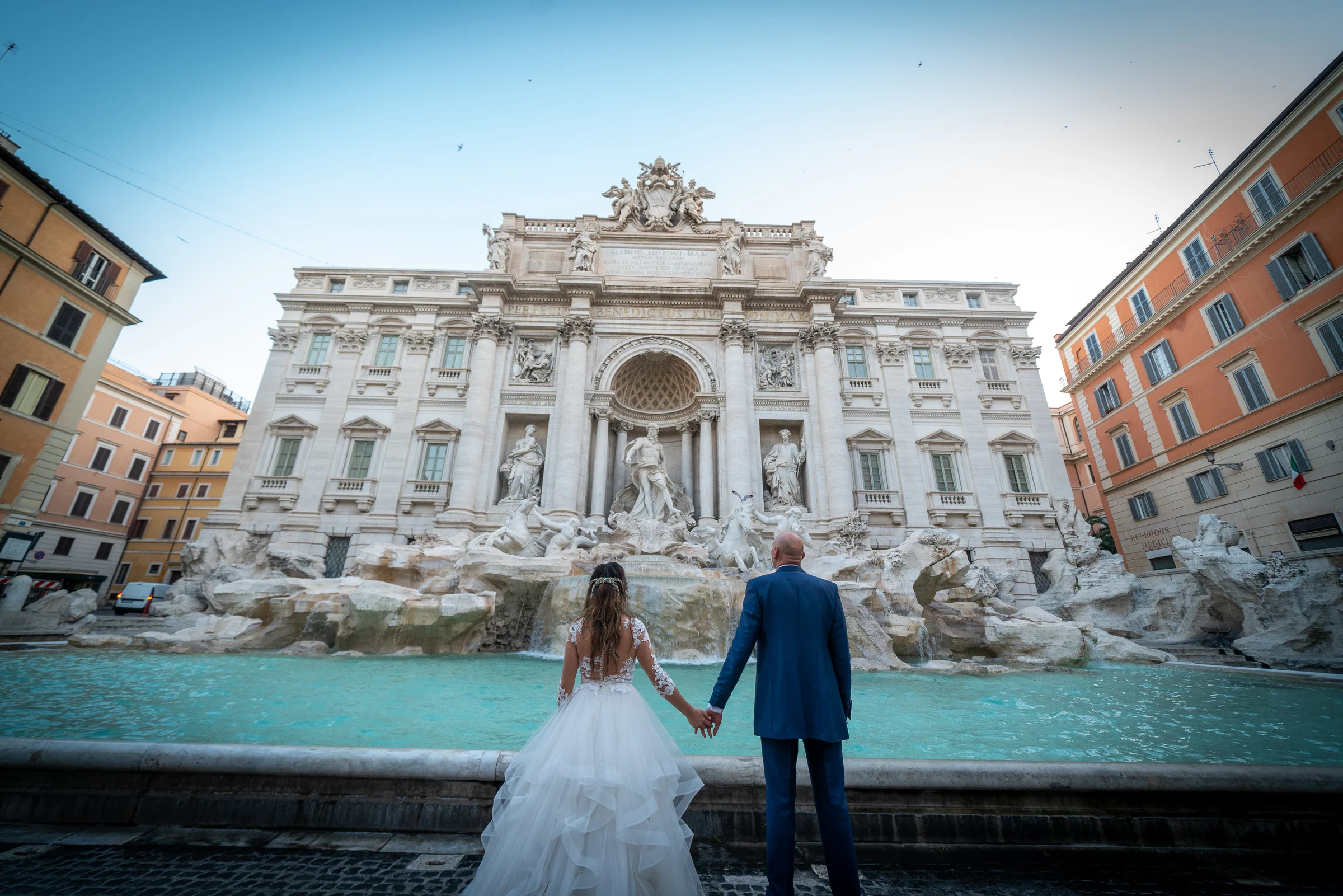 Marco y Esther contemplan de espaldas la Fontana di Trevi, cogidos de la mano junto al agua turquesa.