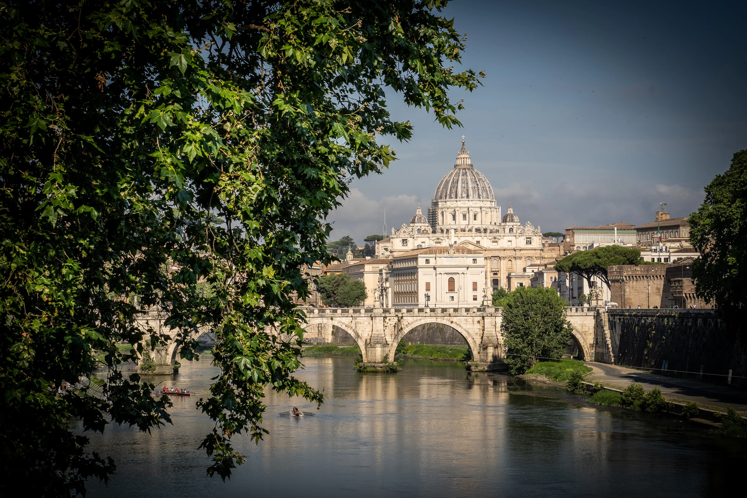 Vista de la Basílica de San Pedro y el Vaticano desde el río Tíber, paisaje incluido en la postboda de Marco y Esther.