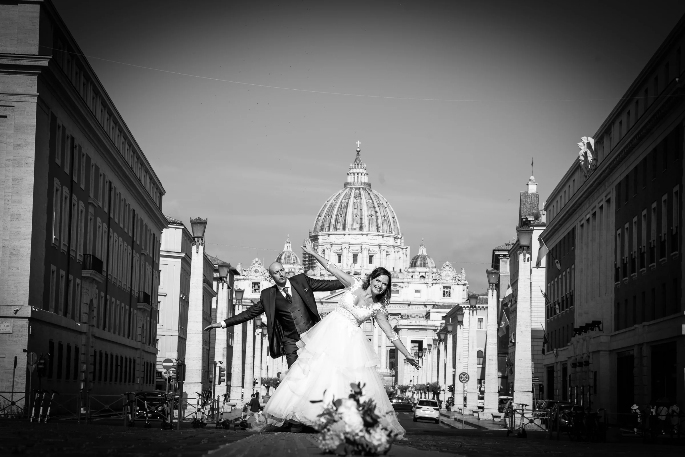 Marco y Esther posan en blanco y negro con la cúpula de San Pedro al fondo en una imagen gráfica y elegante.