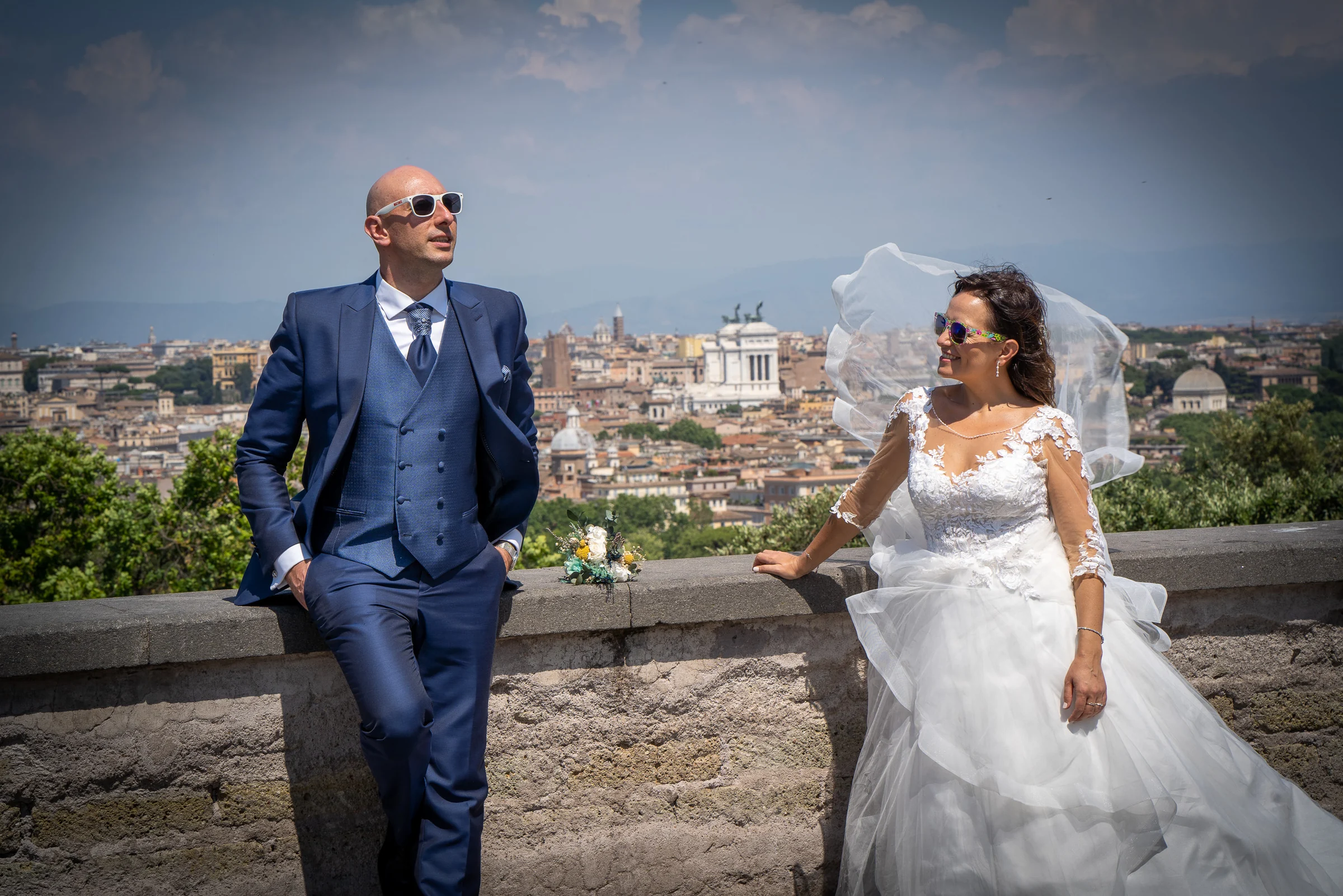 Marco y Esther posan ante una gran vista panorámica de Roma desde uno de sus miradores elevados.