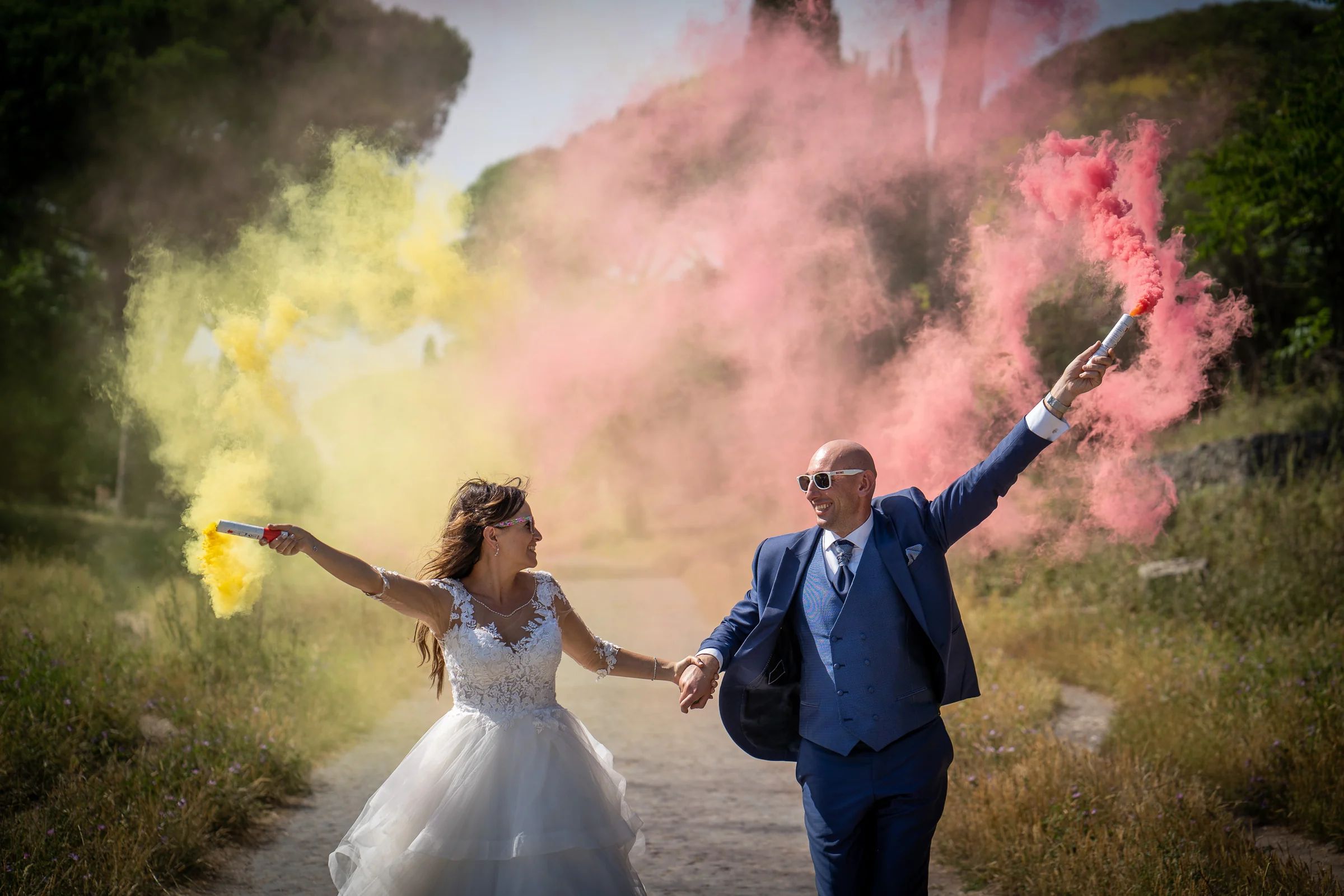 Marco y Esther se miran entre nubes de humo amarillo y rojo en una fotografía vibrante y creativa.
