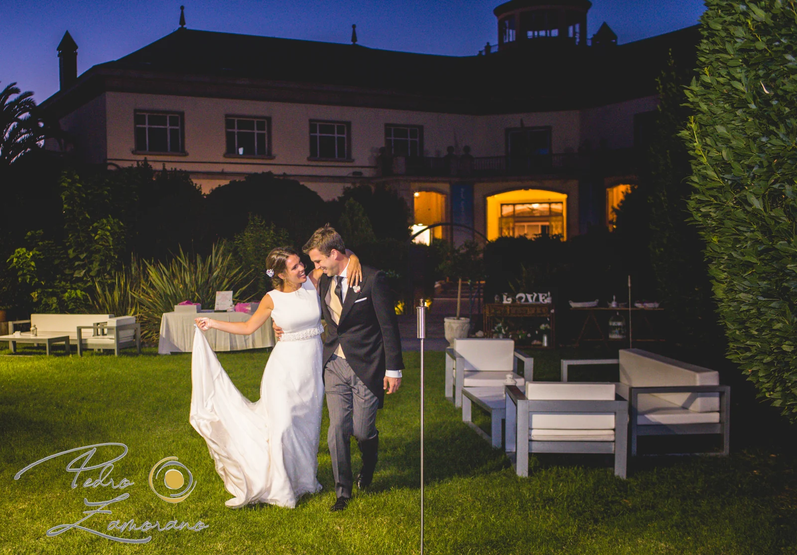 Novios paseando al anochecer frente a la finca durante una boda en Mirador de Cuatro Vientos.