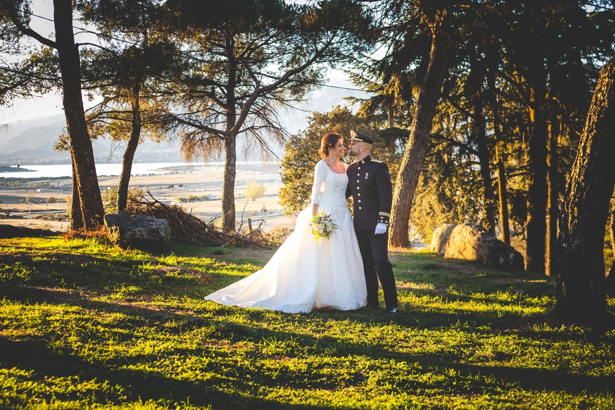 Novios entre árboles durante la luz del atardecer en una boda en Peñarrubia de Araceli, fotografía de Pedro Zamorano.