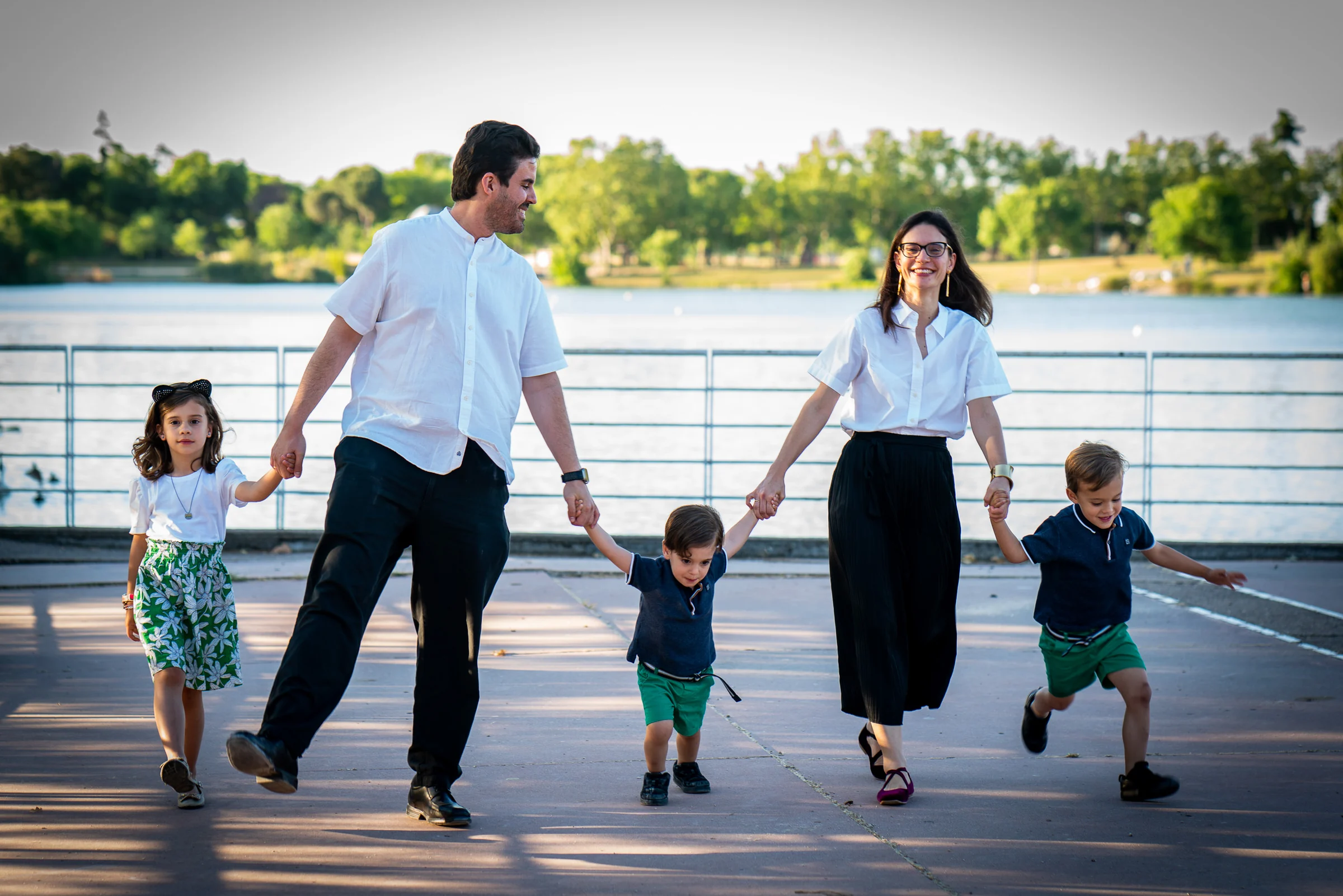 Familia disfrutando de una sesión fotográfica al aire libre.