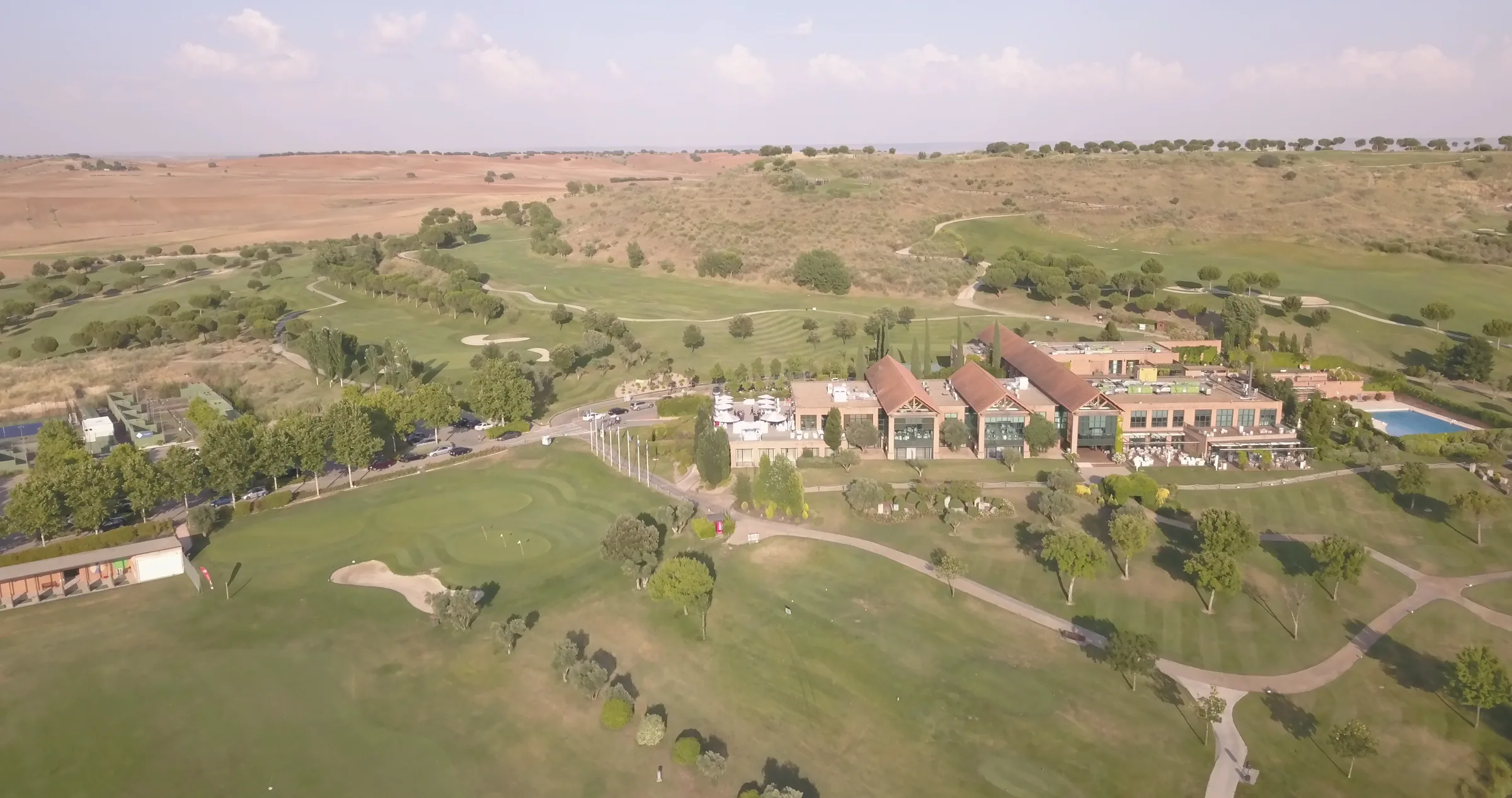 Vista aérea panorámica de Retamares Experience y su entorno de campo de golf.