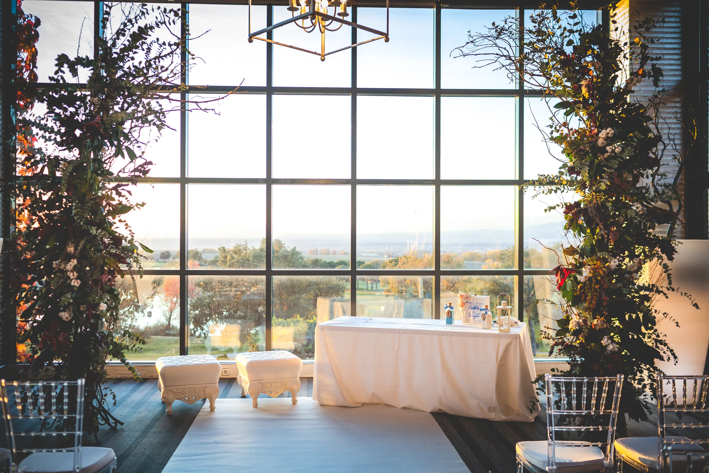 Mesa de la ceremonia civil en el salón acristalado con vistas al paisaje en Retamares Experience.