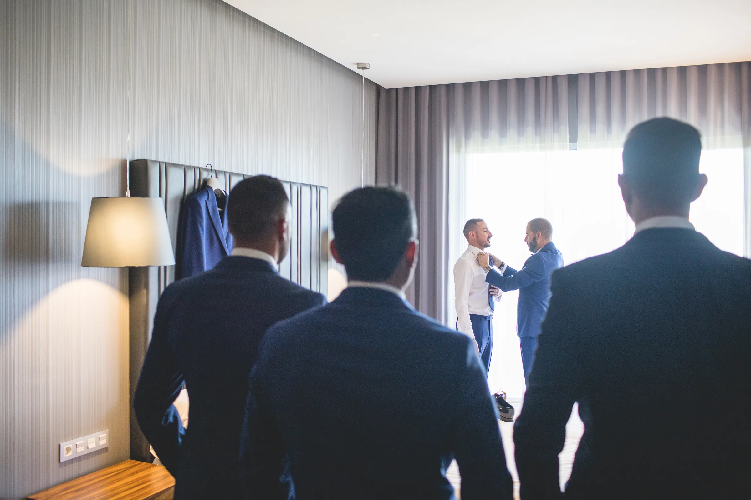 El novio con amigos y familiares en la habitación del hotel momentos antes de la ceremonia en Retamares Experience.