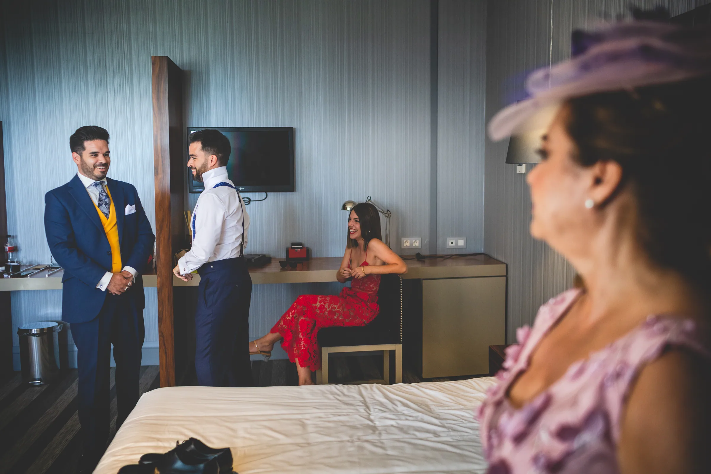 El novio y su familia en la habitación del hotel durante los preparativos en Retamares Experience.