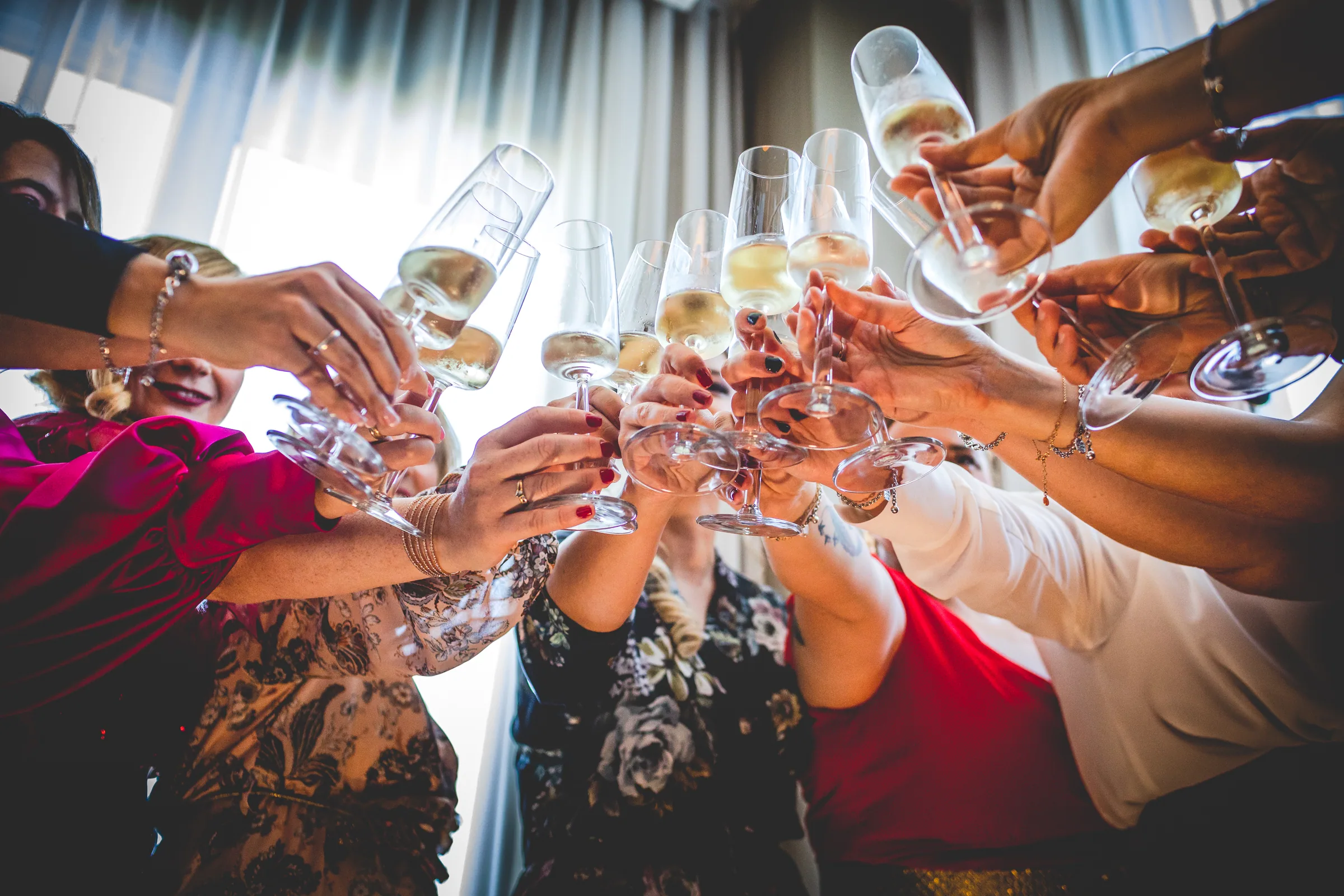 Brindis con copas de cava entre los invitados en Retamares Experience.