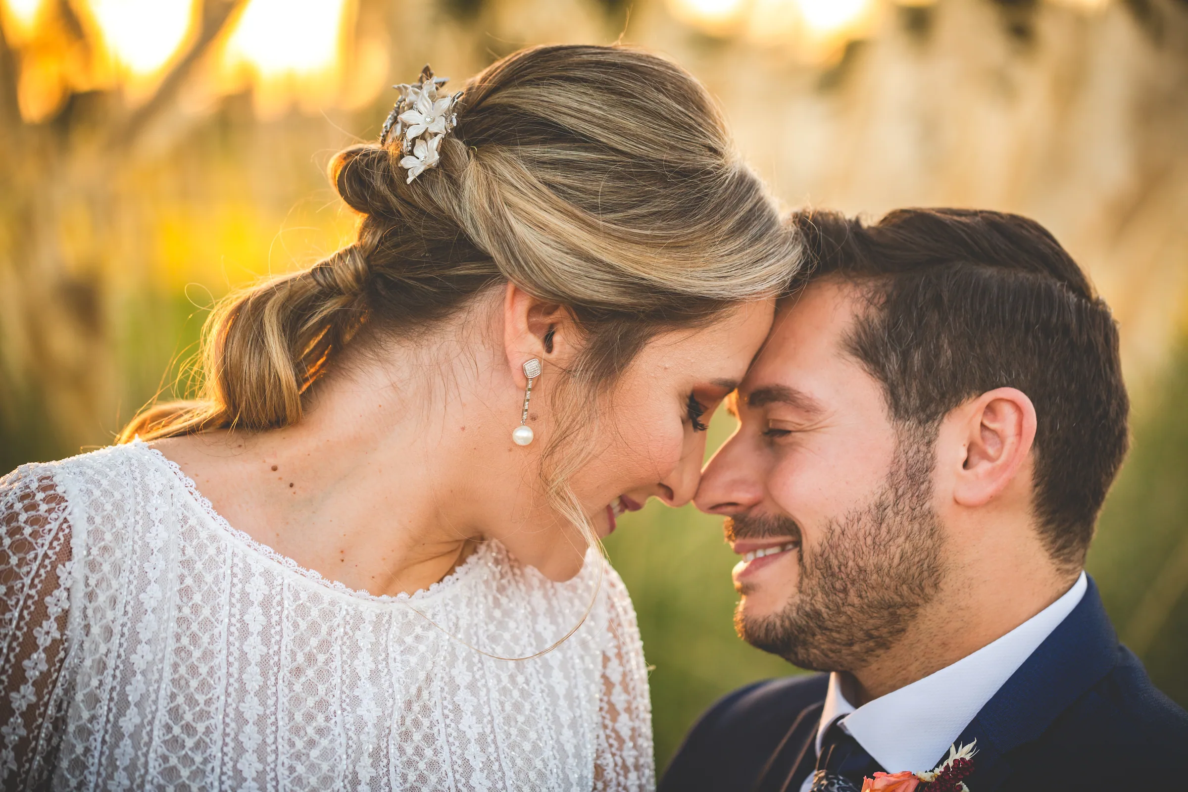 Los novios apoyan la frente en un primer plano con luz dorada en Retamares Experience.