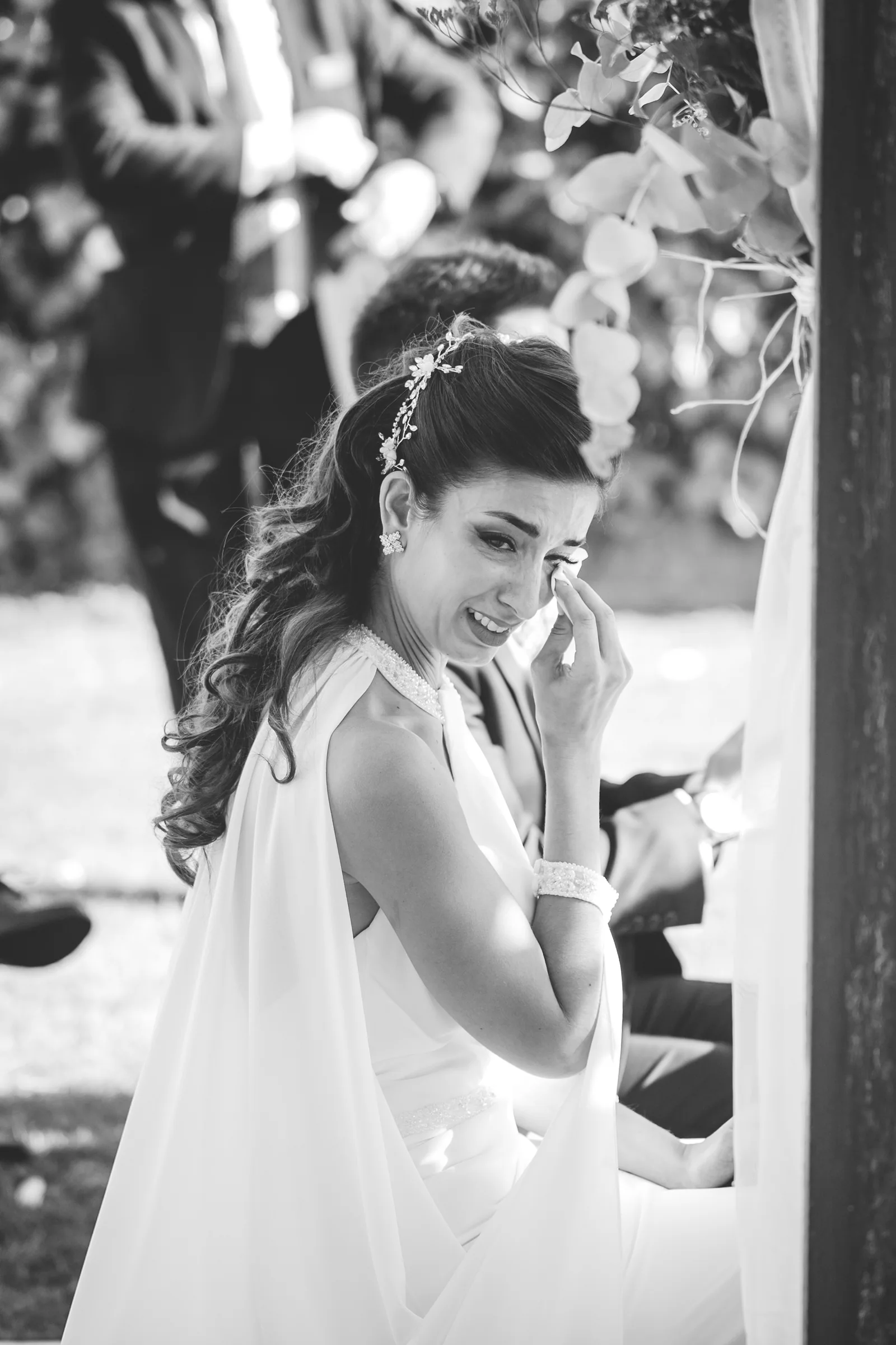 Retrato en blanco y negro de la novia con velo entre vegetación en Retamares Experience.
