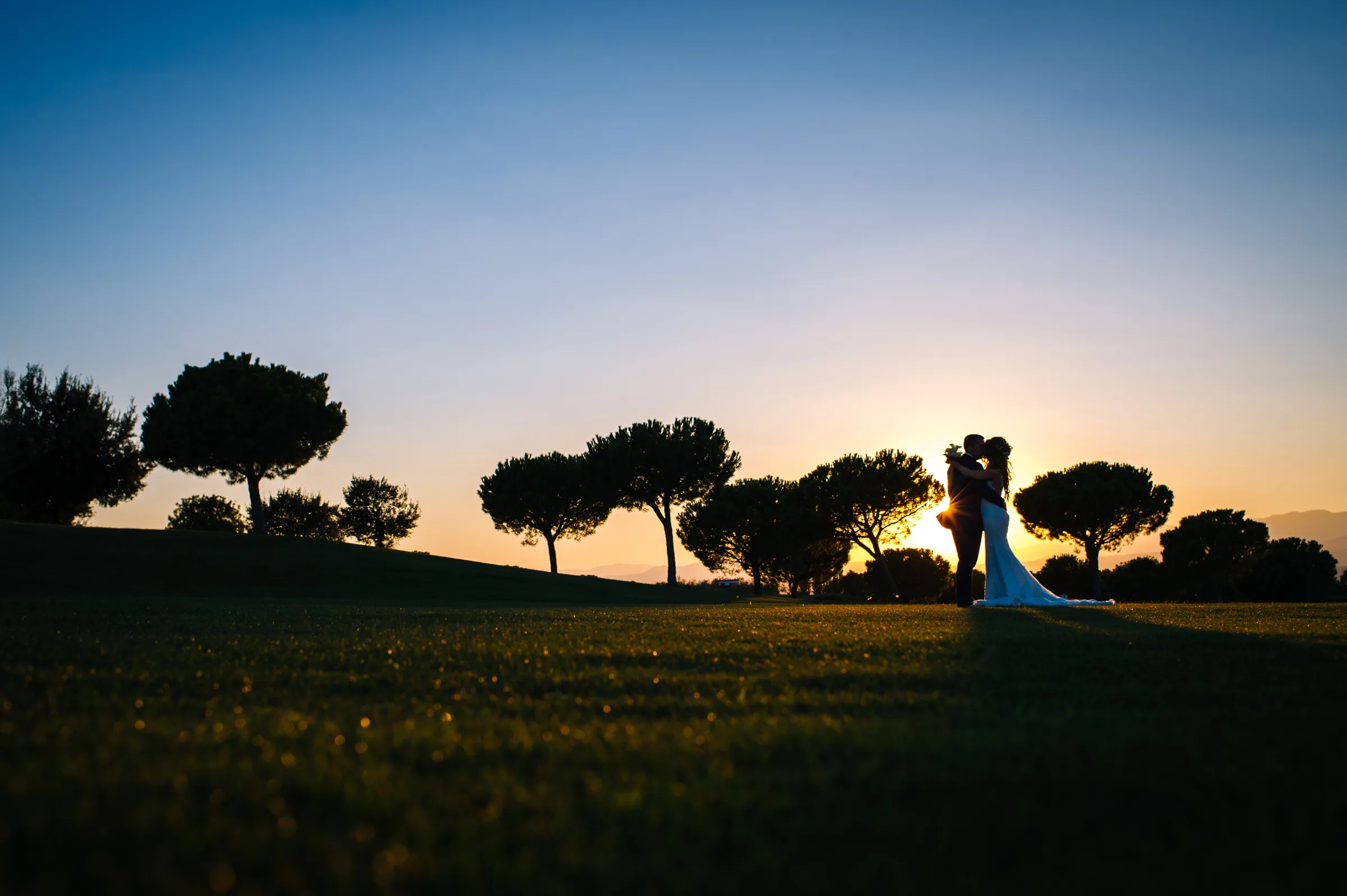 Silueta de los novios con los pinos en el horizonte en Retamares Experience.