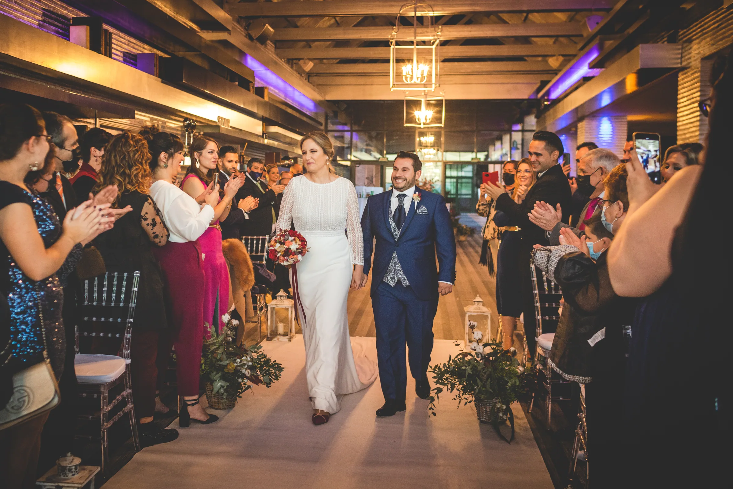 Los novios entran al salón del banquete entre los aplausos de los invitados en Retamares Experience.
